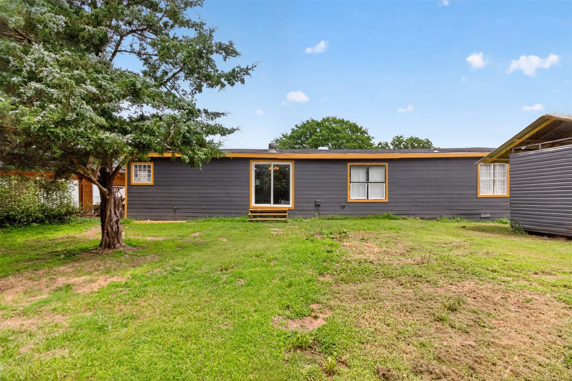 Mobile Home For Sale in Hunt County , 9238 Hays Circle, Quinlan, Texas 75474, 3 Bedroom, 2 Bathroom, Garage spaces, 1,680 Sqft, built in 2000, mls#21351972, Real Estate Agent in Quinlan, Homes For Sale in Hunt county, Homes For Sale in Quinlan, Realtor in Quinlan Texas, Real Estate Brokerage Independent Realty Texas, Luminita Cordes Realtor