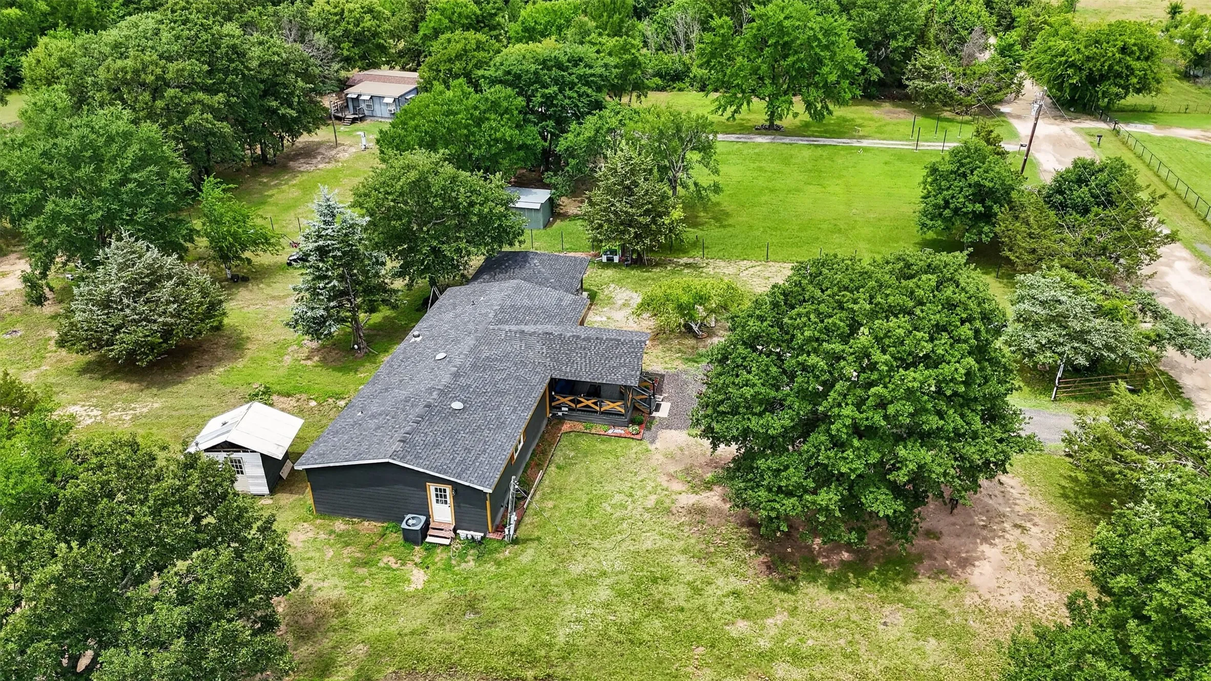 Mobile Home For Sale in Hunt County , 9238 Hays Circle, Quinlan, Texas 75474, 3 Bedroom, 2 Bathroom, Garage spaces, 1,680 Sqft, built in 2000, mls#21351972, Real Estate Agent in Quinlan, Homes For Sale in Hunt county, Homes For Sale in Quinlan, Realtor in Quinlan Texas, Real Estate Brokerage Independent Realty Texas, Luminita Cordes Realtor