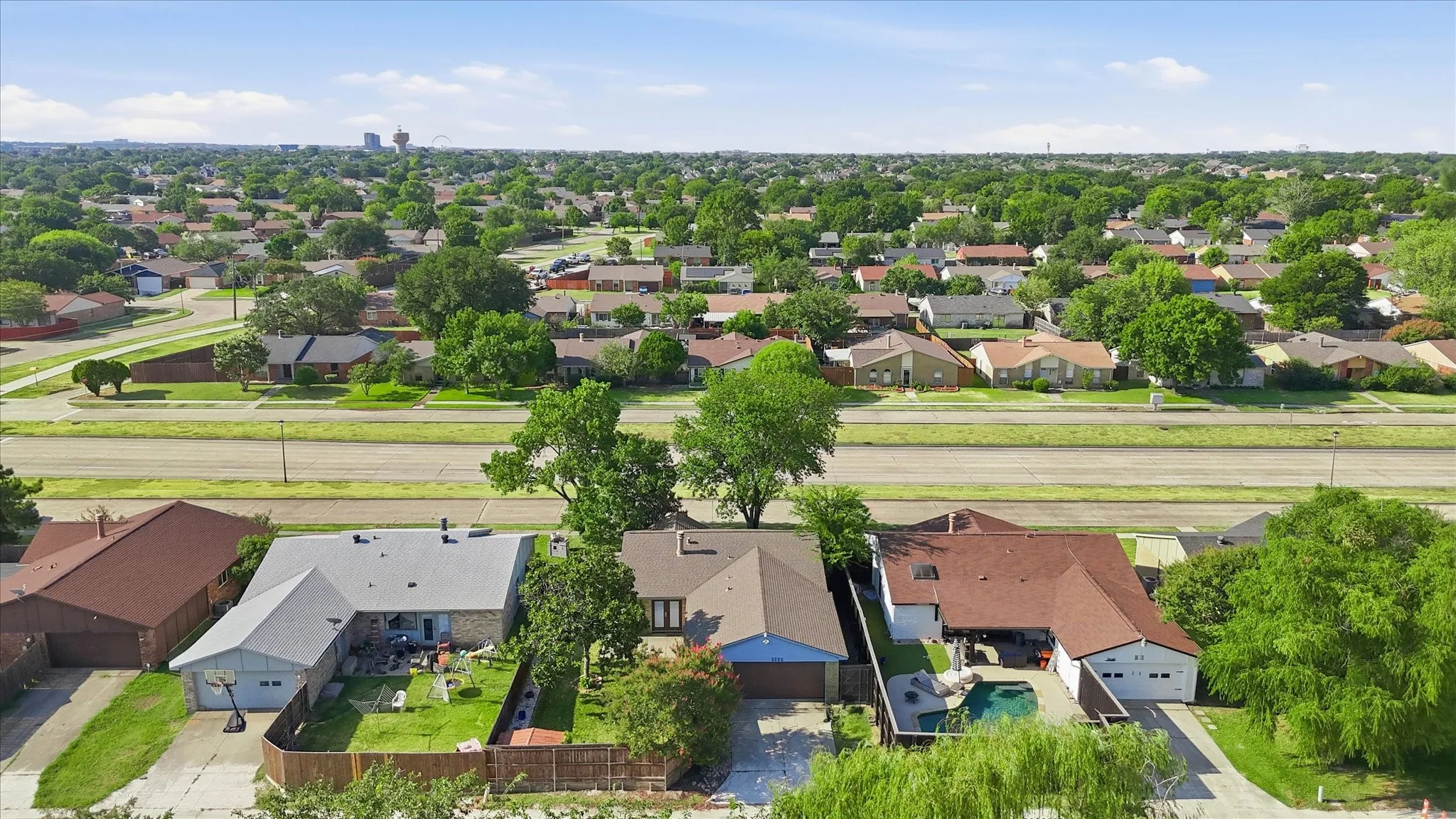 Single Family Residence For Sale in Denton County , 5552 N Colony Boulevard, The Colony, Texas 75056, 3 Bedroom, 2 Bathroom, 2 Garage spaces, 1,727 Sqft, built in 1979, mls#21348886, Real Estate Agent in The Colony, Homes For Sale in Denton county, Homes For Sale in The Colony, Realtor in The Colony Texas, Real Estate Brokerage Independent Realty Texas, Luminita Cordes Realtor