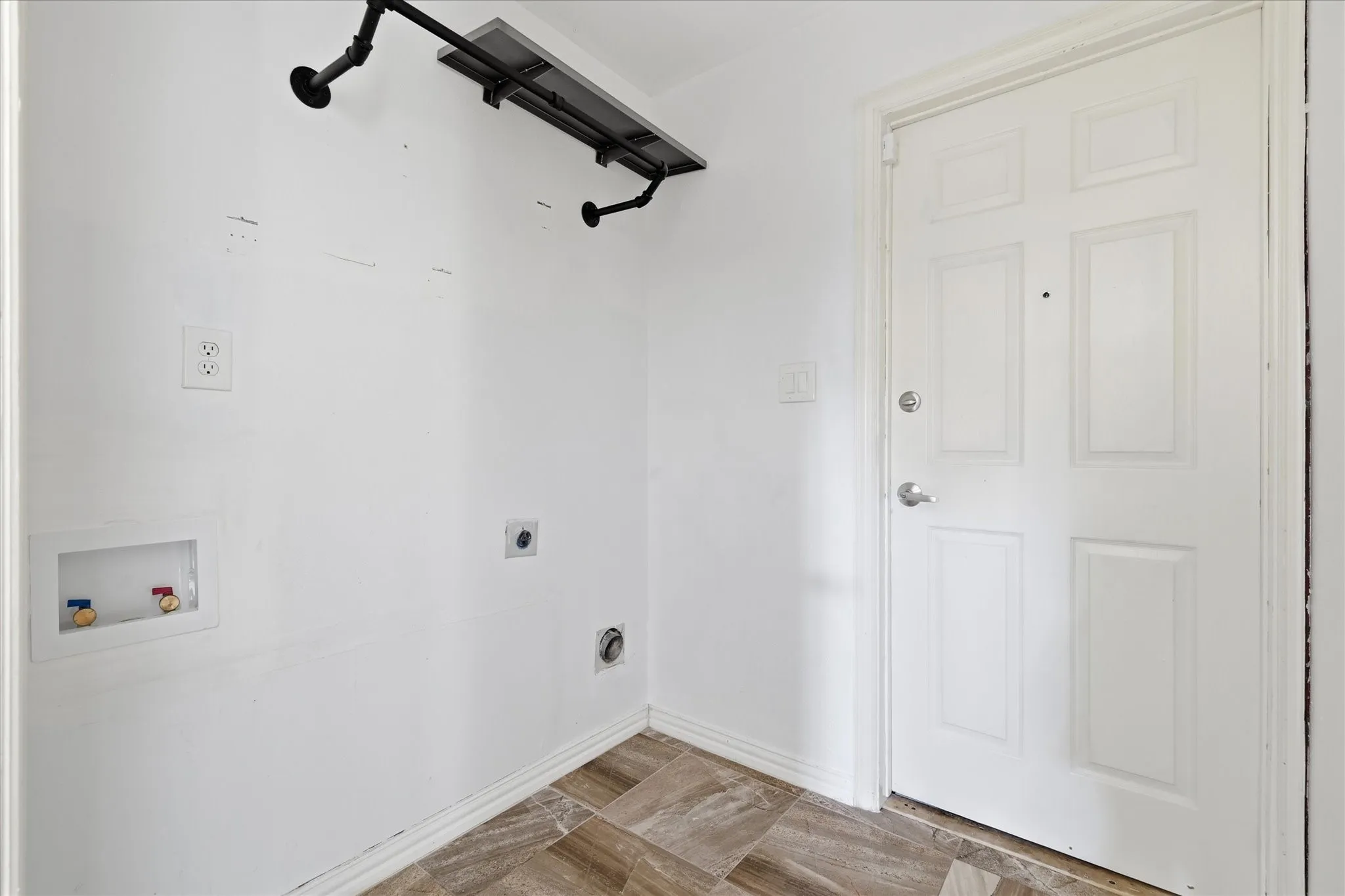 Single Family Residence For Sale in Denton County , 5552 N Colony Boulevard, The Colony, Texas 75056, 3 Bedroom, 2 Bathroom, 2 Garage spaces, 1,727 Sqft, built in 1979, mls#21348886, Real Estate Agent in The Colony, Homes For Sale in Denton county, Homes For Sale in The Colony, Realtor in The Colony Texas, Real Estate Brokerage Independent Realty Texas, Luminita Cordes Realtor
