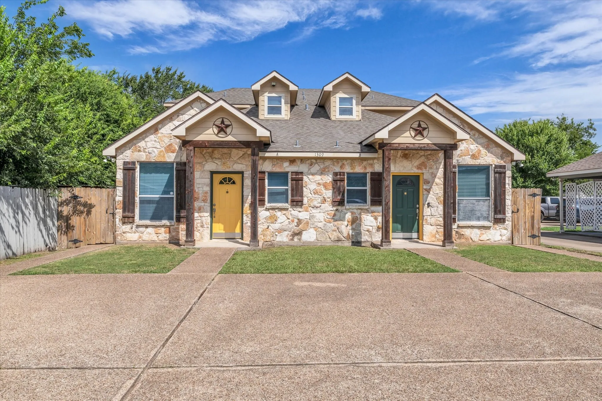 Duplex For Sale in Mc Lennan County , 1309 Wood Avenue, Waco, Texas 76706, 8 Bedroom, 4 Bathroom, Garage spaces, 0 Sqft, built in 2006, mls#21349239, Real Estate Agent in Waco, Homes For Sale in Mc Lennan county, Homes For Sale in Waco, Realtor in Waco Texas, Real Estate Brokerage Independent Realty Texas, Luminita Cordes Realtor