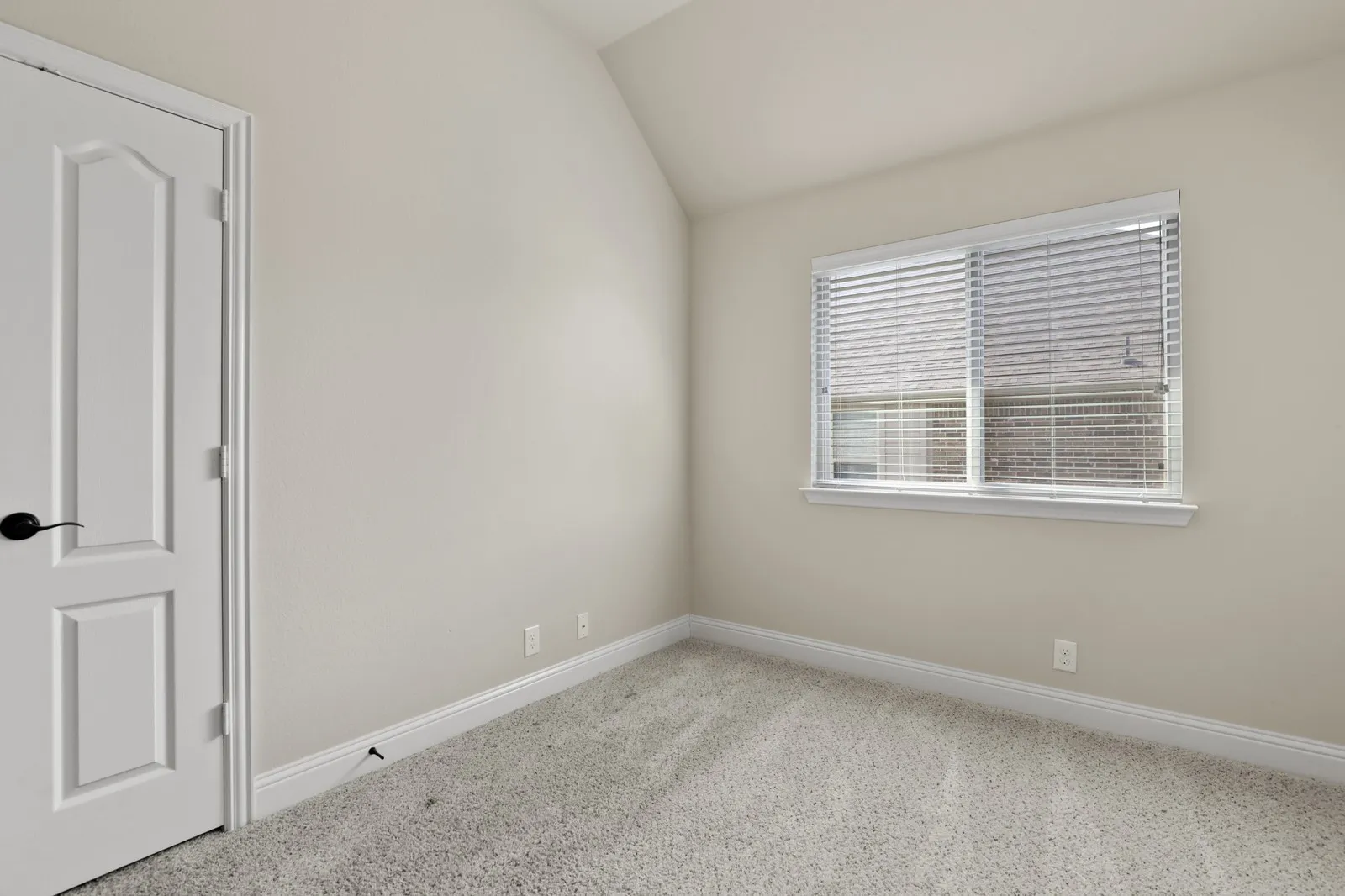 Single Family Residence For Rent in Grayson County , 4914 Camp Verde Circle, Sherman, Texas 75092, 4 Bedroom, 2 Bathroom, 2 Garage spaces, 2,061 Sqft, built in 2015, mls#21351996, Real Estate Agent in Sherman, Homes For Rent in Grayson county, Homes For Rent in Sherman, Realtor in Sherman Texas, Real Estate Brokerage Independent Realty Texas, Luminita Cordes Realtor