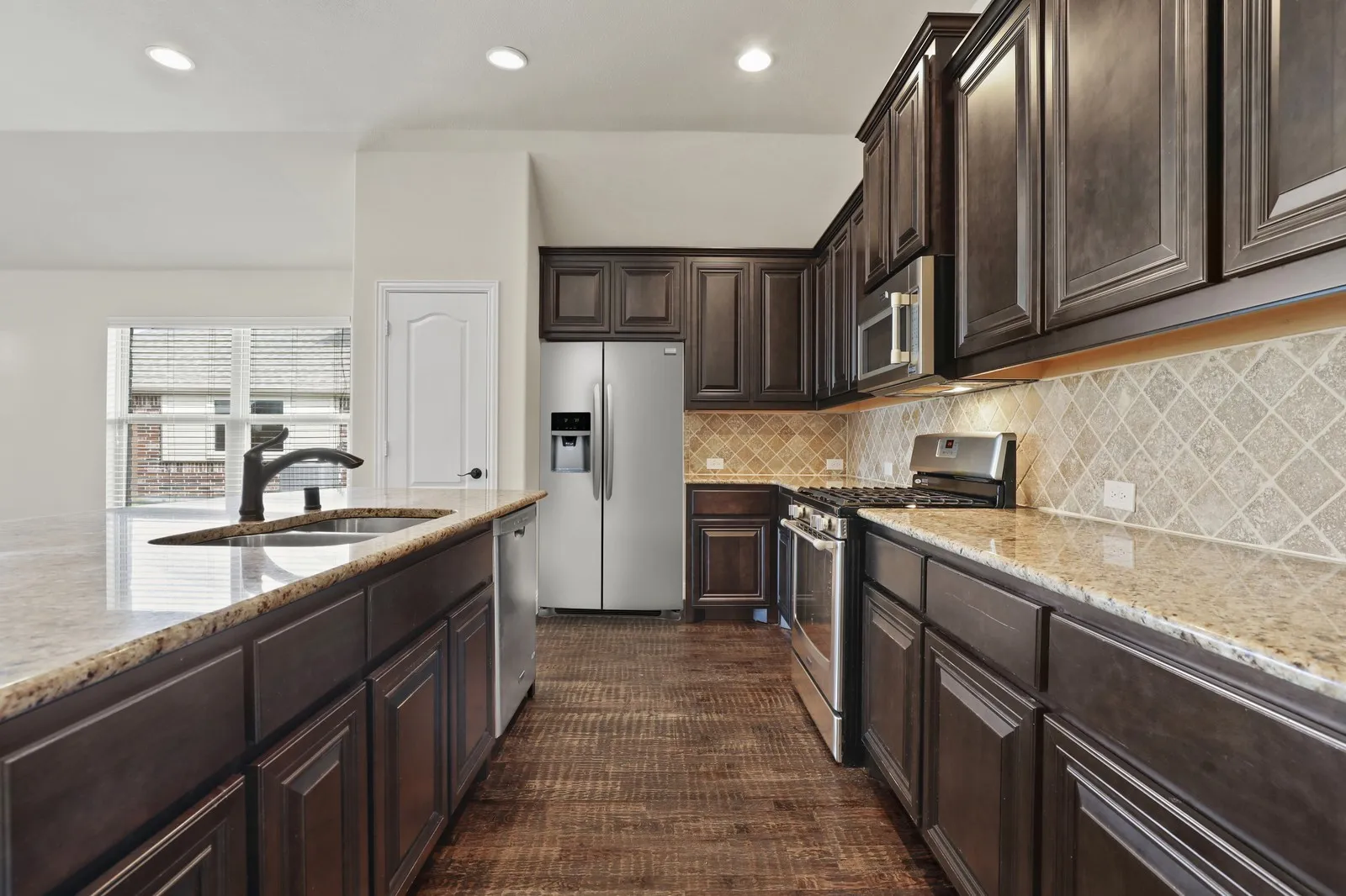 Single Family Residence For Rent in Grayson County , 4914 Camp Verde Circle, Sherman, Texas 75092, 4 Bedroom, 2 Bathroom, 2 Garage spaces, 2,061 Sqft, built in 2015, mls#21351996, Real Estate Agent in Sherman, Homes For Rent in Grayson county, Homes For Rent in Sherman, Realtor in Sherman Texas, Real Estate Brokerage Independent Realty Texas, Luminita Cordes Realtor