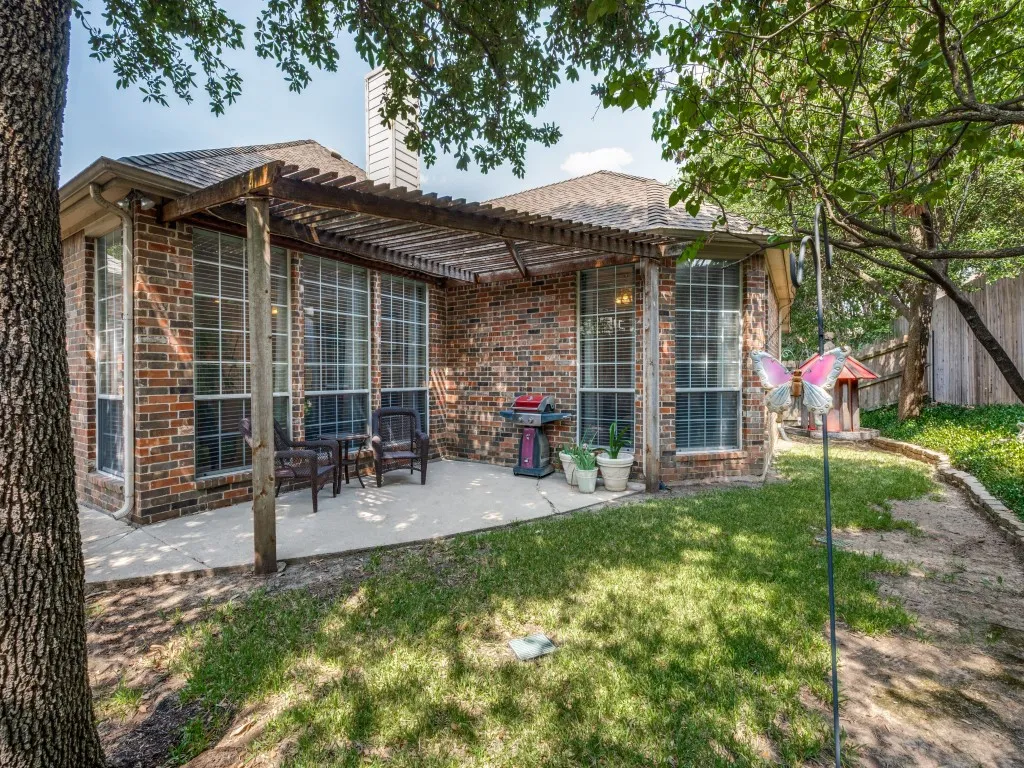 Single Family Residence For Sale in Tarrant County , 2006 Old York Drive, Keller, Texas 76248, 4 Bedroom, 2 Bathroom, 2 Garage spaces, 2,243 Sqft, built in 2000, mls#21351987, Real Estate Agent in Keller, Homes For Sale in Tarrant county, Homes For Sale in Keller, Realtor in Keller Texas, Real Estate Brokerage Independent Realty Texas, Luminita Cordes Realtor