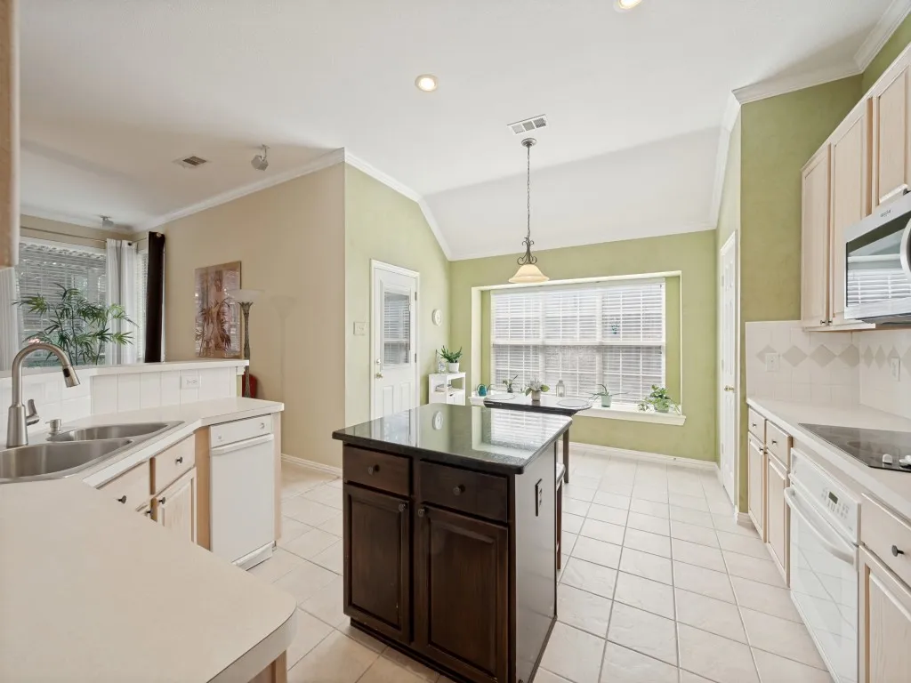 Single Family Residence For Sale in Tarrant County , 2006 Old York Drive, Keller, Texas 76248, 4 Bedroom, 2 Bathroom, 2 Garage spaces, 2,243 Sqft, built in 2000, mls#21351987, Real Estate Agent in Keller, Homes For Sale in Tarrant county, Homes For Sale in Keller, Realtor in Keller Texas, Real Estate Brokerage Independent Realty Texas, Luminita Cordes Realtor
