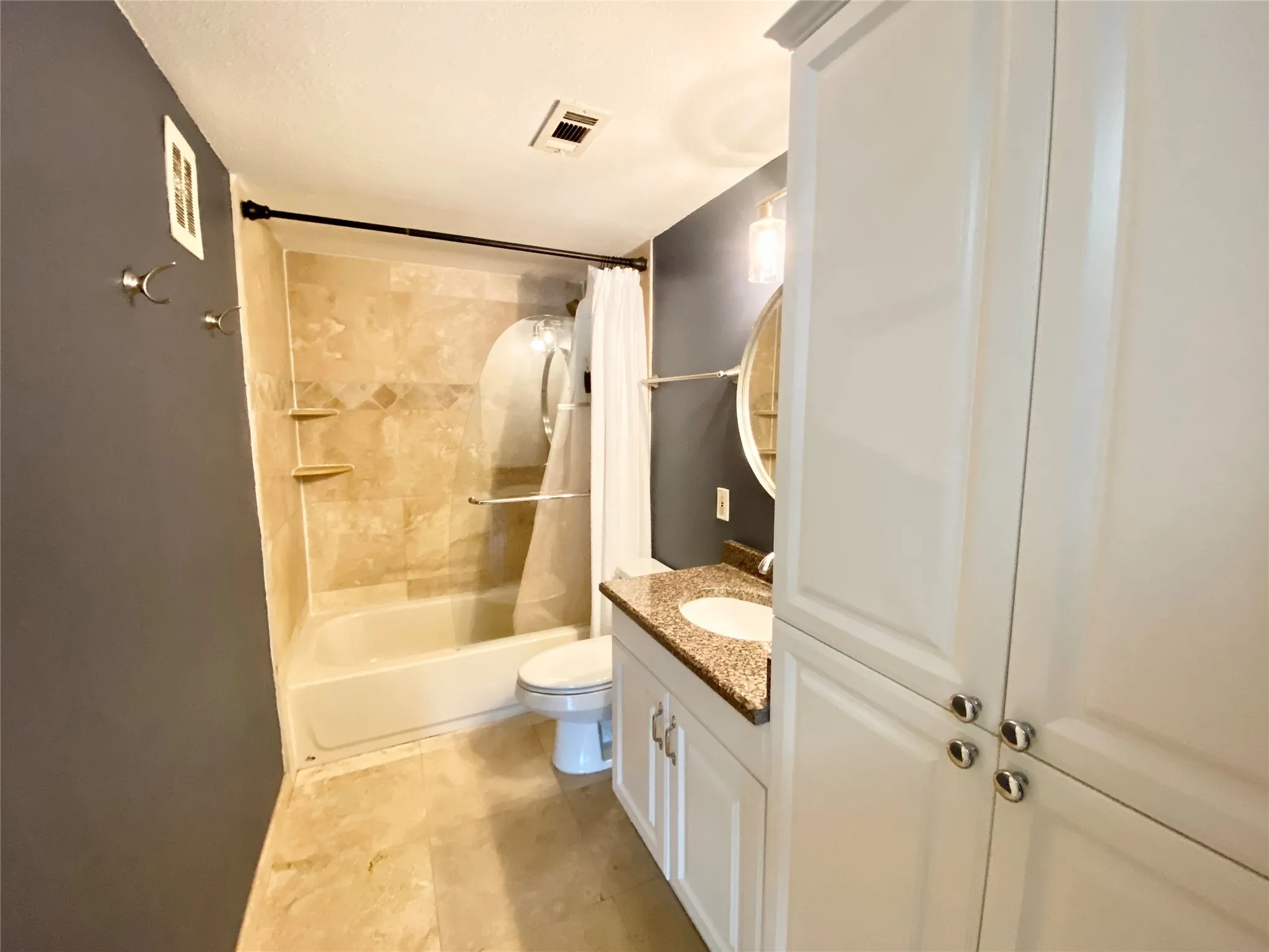 Condominium For Rent in Dallas County , 4520 Holland Avenue 206, Dallas, Texas 75219, 2 Bedroom, 2 Bathroom, Garage spaces, 972 Sqft, built in 1972, mls#21352019, Real Estate Agent in Dallas, Homes For Rent in Dallas county, Homes For Rent in Dallas, Realtor in Dallas Texas, Real Estate Brokerage Independent Realty Texas, Luminita Cordes Realtor