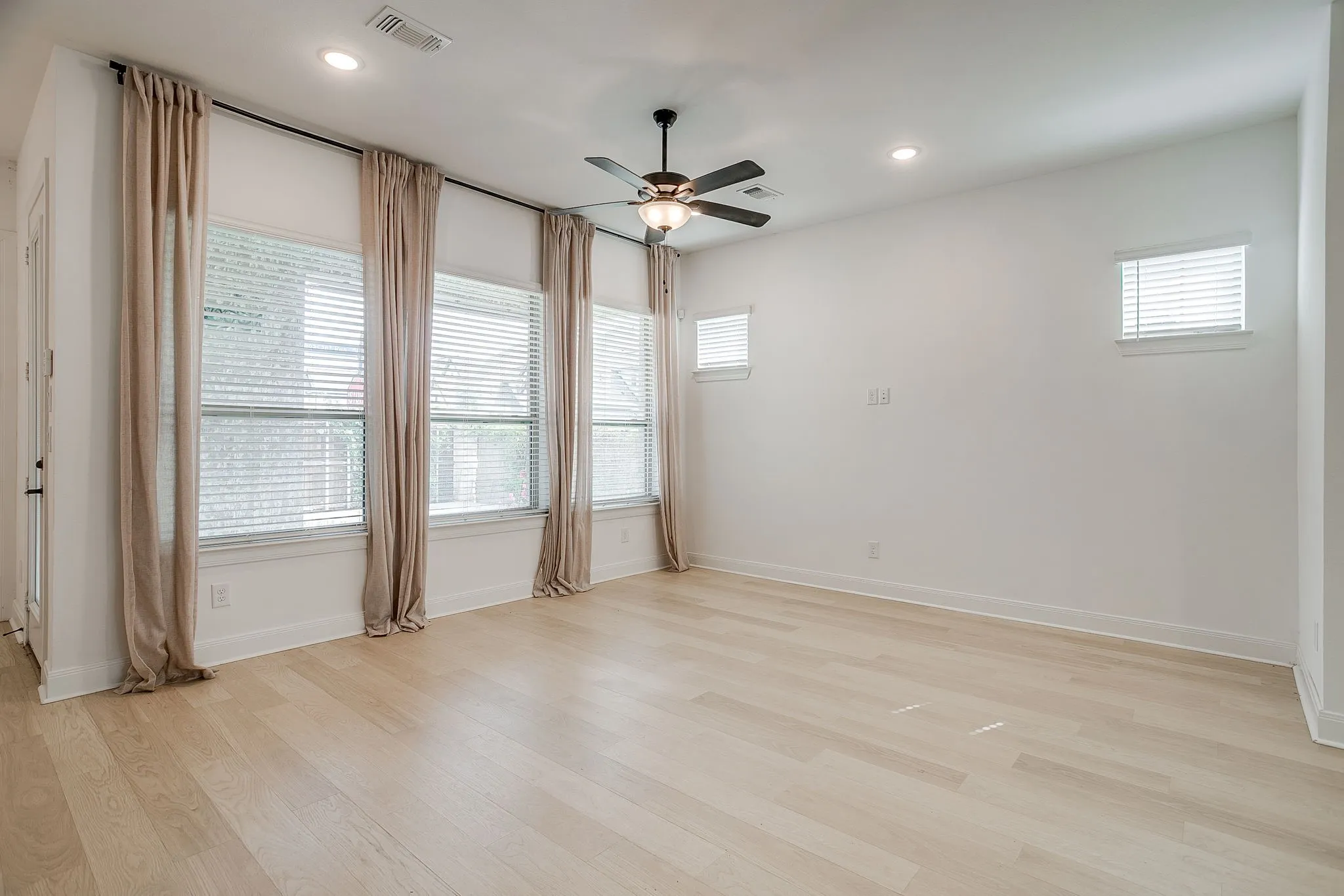 Single Family Residence For Sale in Tarrant County , 708 Pheasant Run Street, Arlington, Texas 76005, 3 Bedroom, 3 Bathroom, 2 Garage spaces, 2,058 Sqft, built in 2024, mls#21352014, Real Estate Agent in Arlington, Homes For Sale in Tarrant county, Homes For Sale in Arlington, Realtor in Arlington Texas, Real Estate Brokerage Independent Realty Texas, Luminita Cordes Realtor