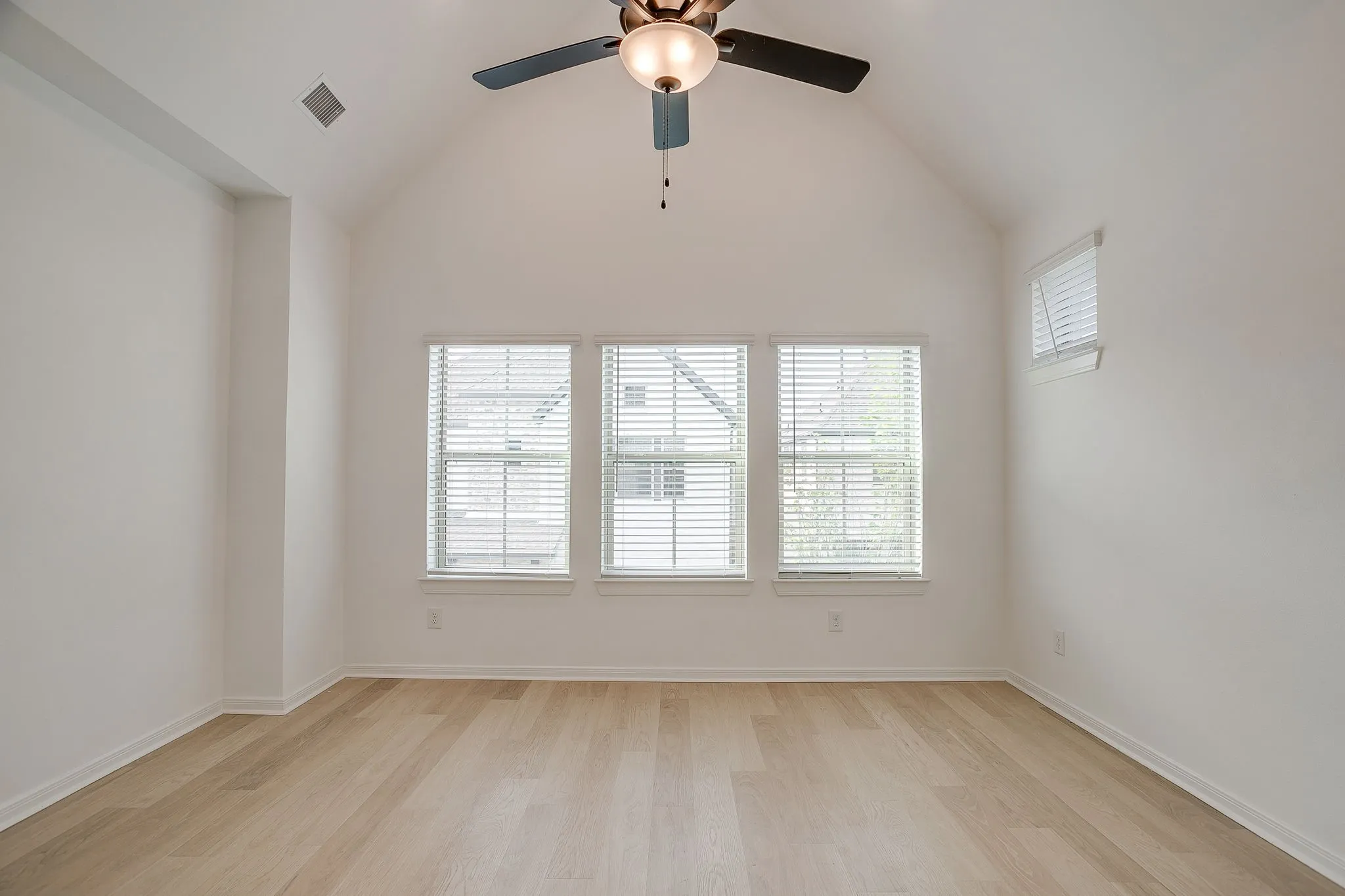 Single Family Residence For Sale in Tarrant County , 708 Pheasant Run Street, Arlington, Texas 76005, 3 Bedroom, 3 Bathroom, 2 Garage spaces, 2,058 Sqft, built in 2024, mls#21352014, Real Estate Agent in Arlington, Homes For Sale in Tarrant county, Homes For Sale in Arlington, Realtor in Arlington Texas, Real Estate Brokerage Independent Realty Texas, Luminita Cordes Realtor