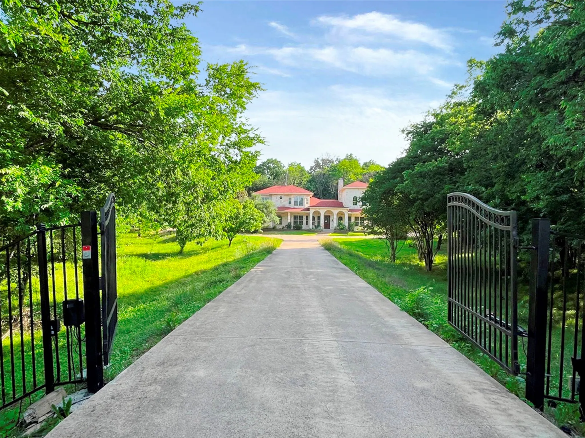 Single Family Residence For Sale in Dallas County , 636 Duck Creek Way, Sunnyvale, Texas 75182, 5 Bedroom, 4 Bathroom, 2 Garage spaces, 4,386 Sqft, built in 2008, mls#21350992, Real Estate Agent in Sunnyvale, Homes For Sale in Dallas county, Homes For Sale in Sunnyvale, Realtor in Sunnyvale Texas, Real Estate Brokerage Independent Realty Texas, Luminita Cordes Realtor