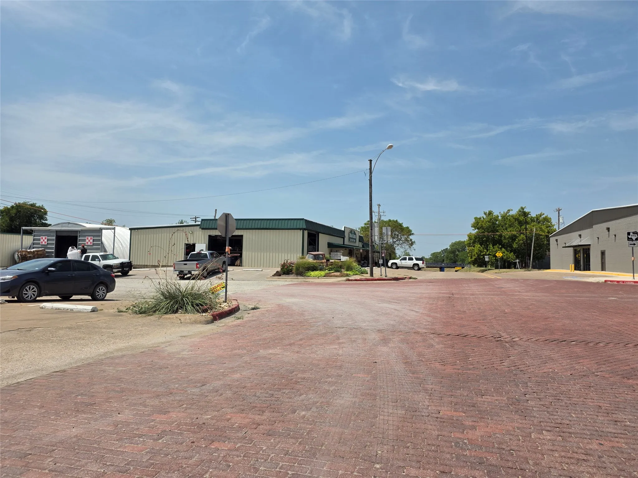 Single Family Residence For Sale in Fannin County , 502 E College Street, Leonard, Texas 75452, 3 Bedroom, 2 Bathroom, 1 Garage spaces, 1,824 Sqft, built in 1998, mls#21352041, Real Estate Agent in Leonard, Homes For Sale in Fannin county, Homes For Sale in Leonard, Realtor in Leonard Texas, Real Estate Brokerage Independent Realty Texas, Luminita Cordes Realtor