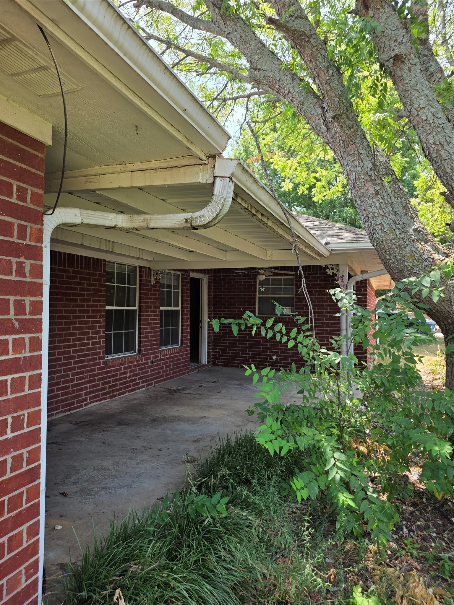 Single Family Residence For Sale in Fannin County , 502 E College Street, Leonard, Texas 75452, 3 Bedroom, 2 Bathroom, 1 Garage spaces, 1,824 Sqft, built in 1998, mls#21352041, Real Estate Agent in Leonard, Homes For Sale in Fannin county, Homes For Sale in Leonard, Realtor in Leonard Texas, Real Estate Brokerage Independent Realty Texas, Luminita Cordes Realtor