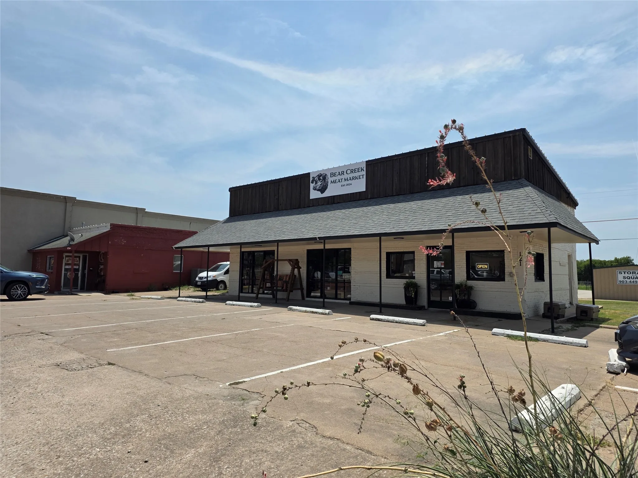 Single Family Residence For Sale in Fannin County , 502 E College Street, Leonard, Texas 75452, 3 Bedroom, 2 Bathroom, 1 Garage spaces, 1,824 Sqft, built in 1998, mls#21352041, Real Estate Agent in Leonard, Homes For Sale in Fannin county, Homes For Sale in Leonard, Realtor in Leonard Texas, Real Estate Brokerage Independent Realty Texas, Luminita Cordes Realtor