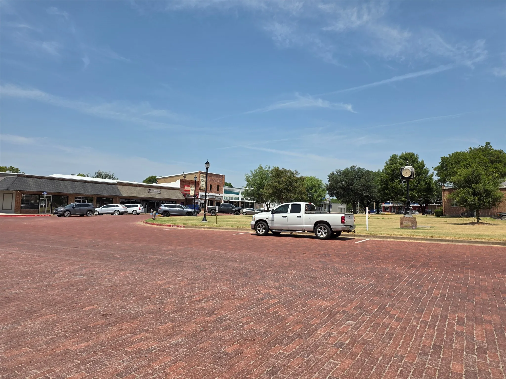 Single Family Residence For Sale in Fannin County , 502 E College Street, Leonard, Texas 75452, 3 Bedroom, 2 Bathroom, 1 Garage spaces, 1,824 Sqft, built in 1998, mls#21352041, Real Estate Agent in Leonard, Homes For Sale in Fannin county, Homes For Sale in Leonard, Realtor in Leonard Texas, Real Estate Brokerage Independent Realty Texas, Luminita Cordes Realtor