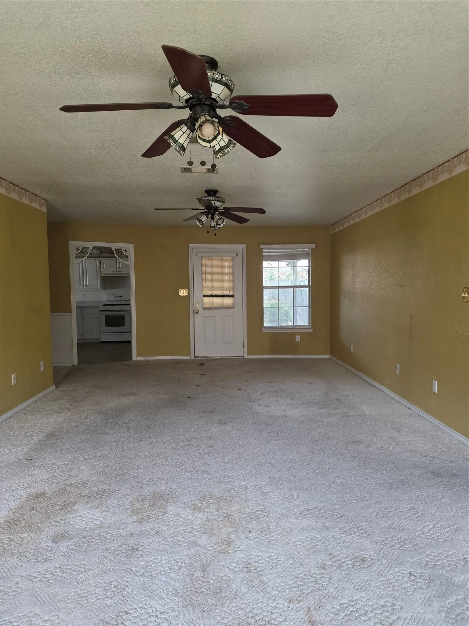 Single Family Residence For Sale in Fannin County , 502 E College Street, Leonard, Texas 75452, 3 Bedroom, 2 Bathroom, 1 Garage spaces, 1,824 Sqft, built in 1998, mls#21352041, Real Estate Agent in Leonard, Homes For Sale in Fannin county, Homes For Sale in Leonard, Realtor in Leonard Texas, Real Estate Brokerage Independent Realty Texas, Luminita Cordes Realtor