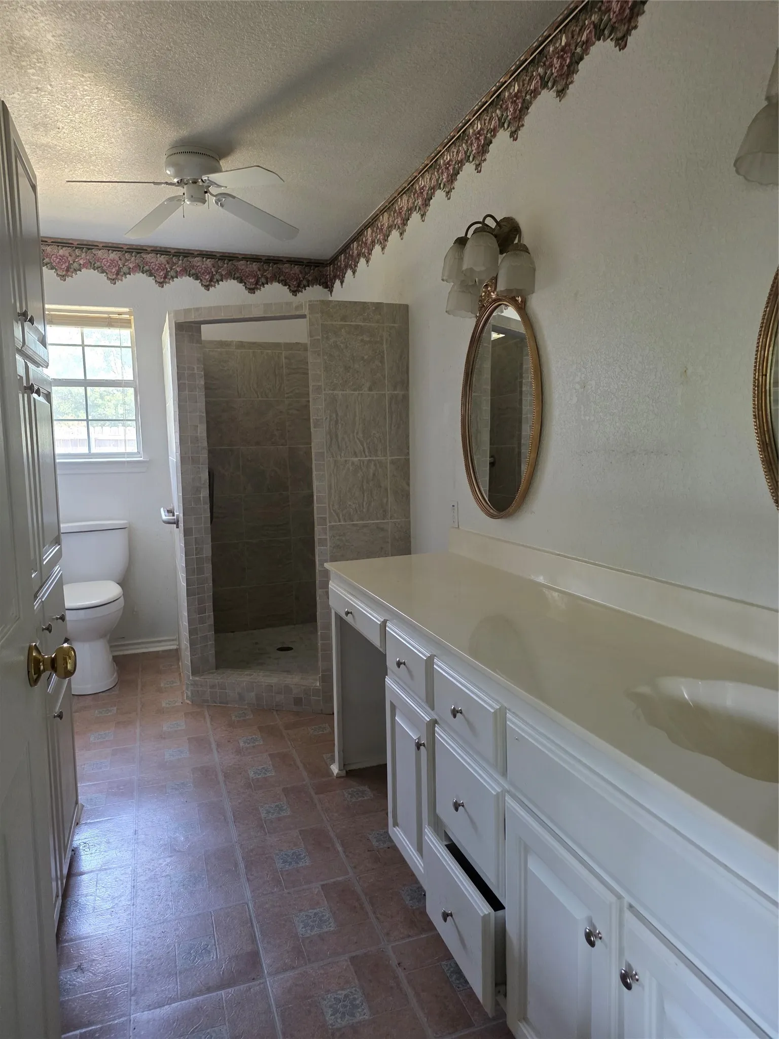 Single Family Residence For Sale in Fannin County , 502 E College Street, Leonard, Texas 75452, 3 Bedroom, 2 Bathroom, 1 Garage spaces, 1,824 Sqft, built in 1998, mls#21352041, Real Estate Agent in Leonard, Homes For Sale in Fannin county, Homes For Sale in Leonard, Realtor in Leonard Texas, Real Estate Brokerage Independent Realty Texas, Luminita Cordes Realtor