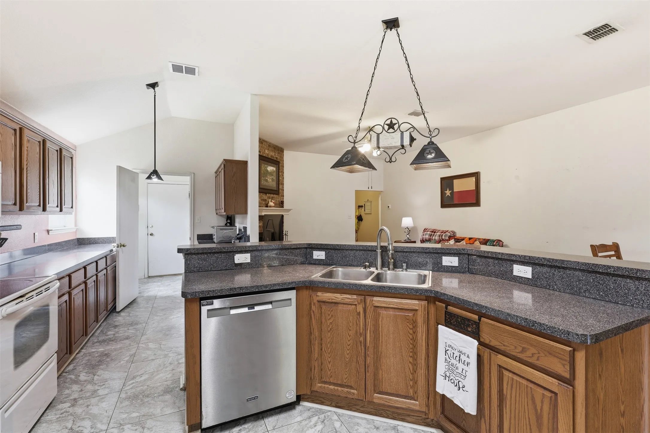 Single Family Residence For Sale in Hood County , 213 Sardius Boulevard, Granbury, Texas 76049, 3 Bedroom, 2 Bathroom, 2 Garage spaces, 1,610 Sqft, built in 2004, mls#21351994, Real Estate Agent in Granbury, Homes For Sale in Hood county, Homes For Sale in Granbury, Realtor in Granbury Texas, Real Estate Brokerage Independent Realty Texas, Luminita Cordes Realtor