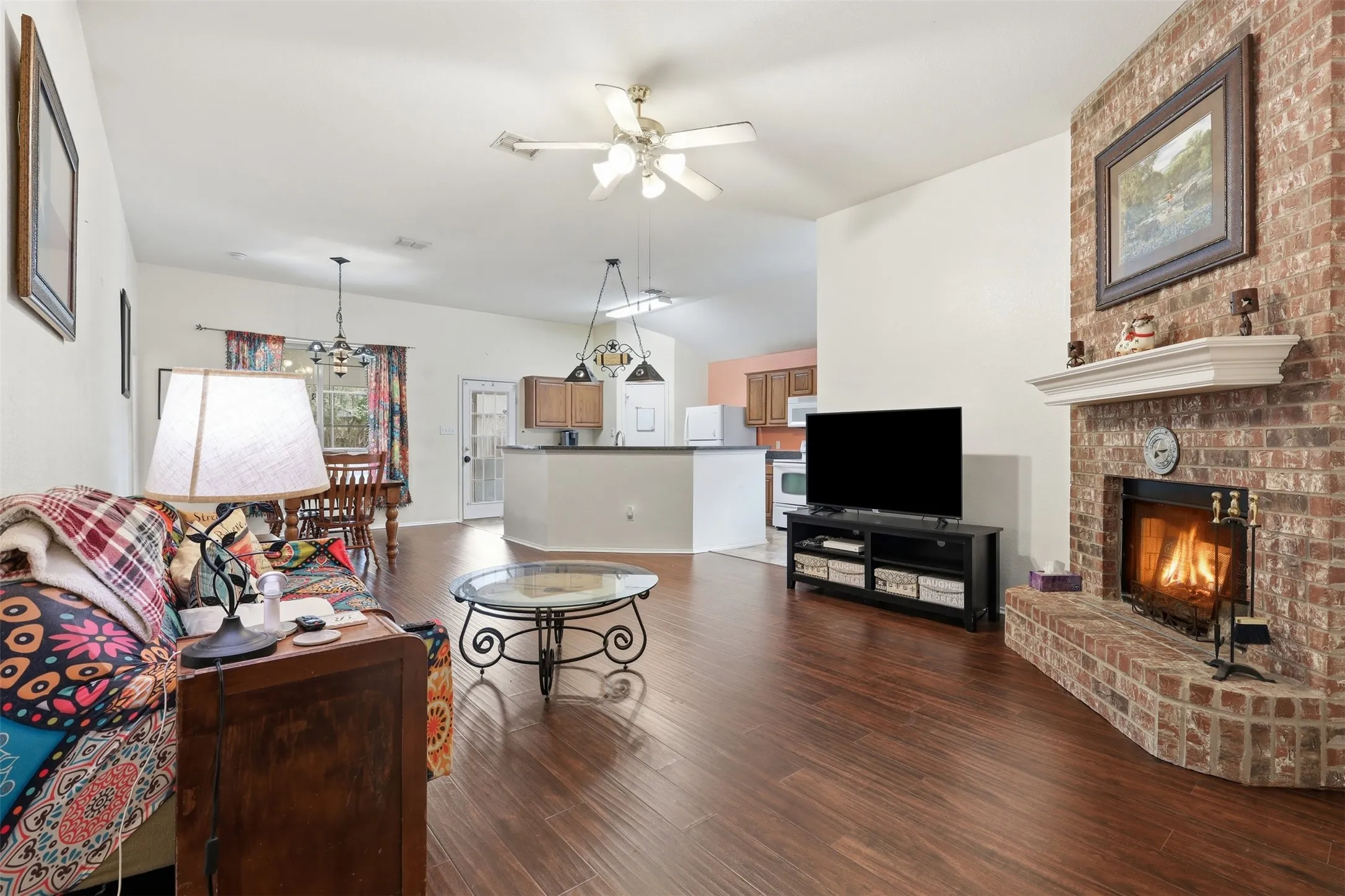 Single Family Residence For Sale in Hood County , 213 Sardius Boulevard, Granbury, Texas 76049, 3 Bedroom, 2 Bathroom, 2 Garage spaces, 1,610 Sqft, built in 2004, mls#21351994, Real Estate Agent in Granbury, Homes For Sale in Hood county, Homes For Sale in Granbury, Realtor in Granbury Texas, Real Estate Brokerage Independent Realty Texas, Luminita Cordes Realtor