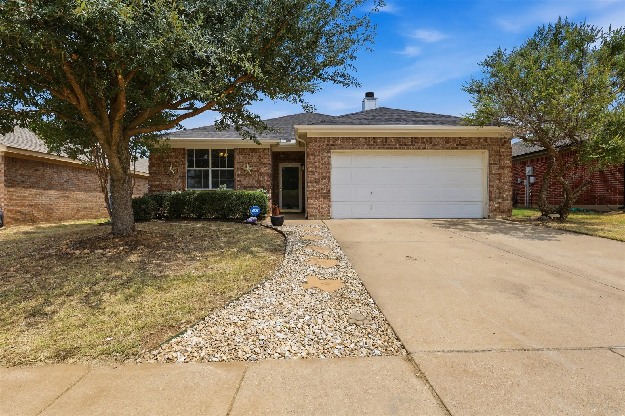 Single Family Residence For Sale in Hood County , 213 Sardius Boulevard, Granbury, Texas 76049, 3 Bedroom, 2 Bathroom, 2 Garage spaces, 1,610 Sqft, built in 2004, mls#21351994, Real Estate Agent in Granbury, Homes For Sale in Hood county, Homes For Sale in Granbury, Realtor in Granbury Texas, Real Estate Brokerage Independent Realty Texas, Luminita Cordes Realtor