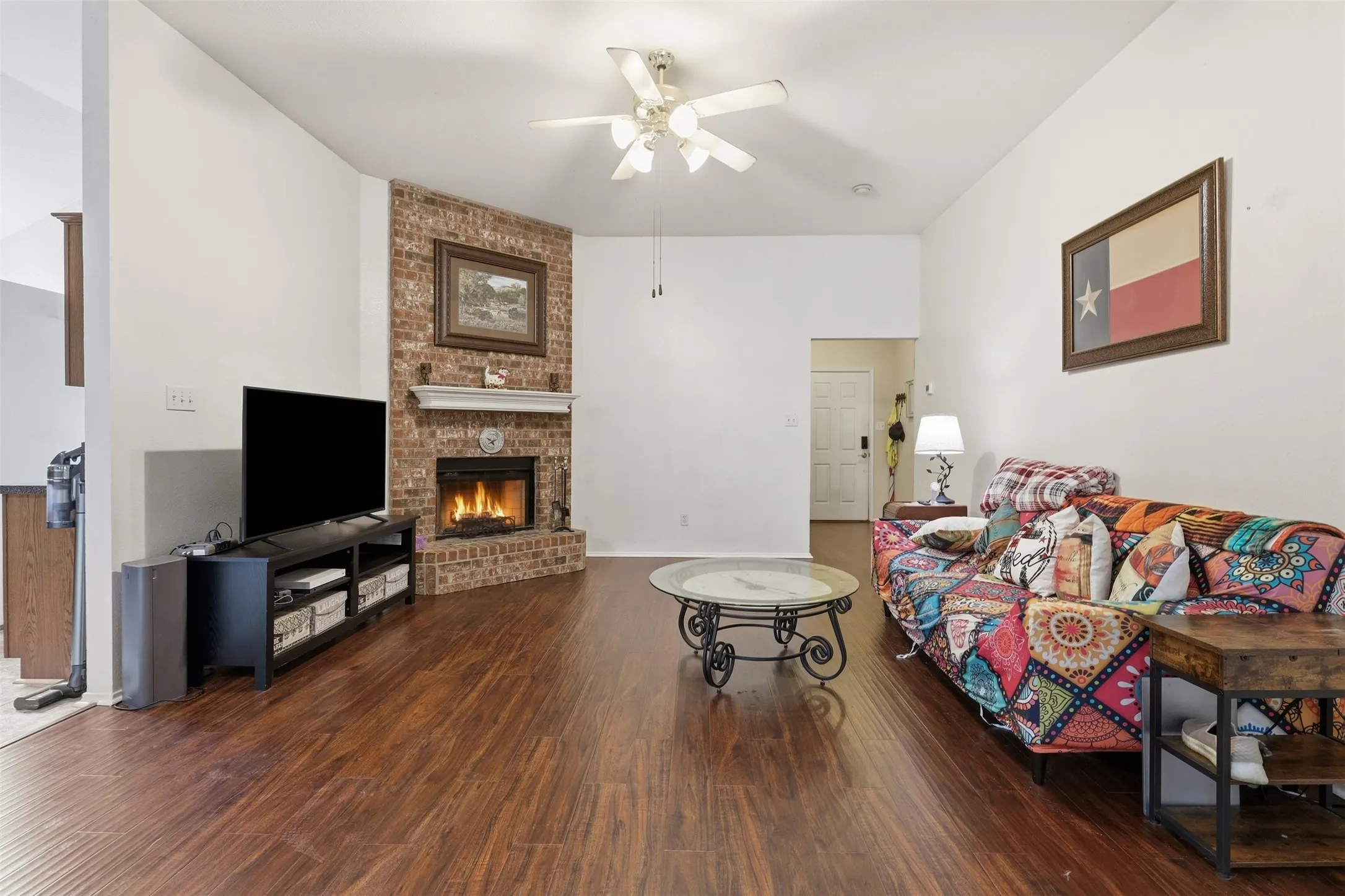 Single Family Residence For Sale in Hood County , 213 Sardius Boulevard, Granbury, Texas 76049, 3 Bedroom, 2 Bathroom, 2 Garage spaces, 1,610 Sqft, built in 2004, mls#21351994, Real Estate Agent in Granbury, Homes For Sale in Hood county, Homes For Sale in Granbury, Realtor in Granbury Texas, Real Estate Brokerage Independent Realty Texas, Luminita Cordes Realtor