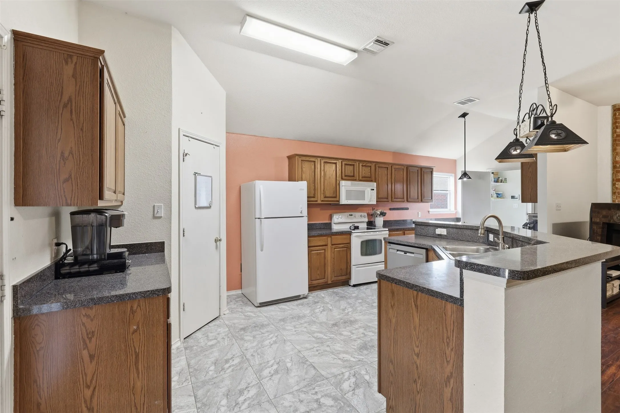 Single Family Residence For Sale in Hood County , 213 Sardius Boulevard, Granbury, Texas 76049, 3 Bedroom, 2 Bathroom, 2 Garage spaces, 1,610 Sqft, built in 2004, mls#21351994, Real Estate Agent in Granbury, Homes For Sale in Hood county, Homes For Sale in Granbury, Realtor in Granbury Texas, Real Estate Brokerage Independent Realty Texas, Luminita Cordes Realtor