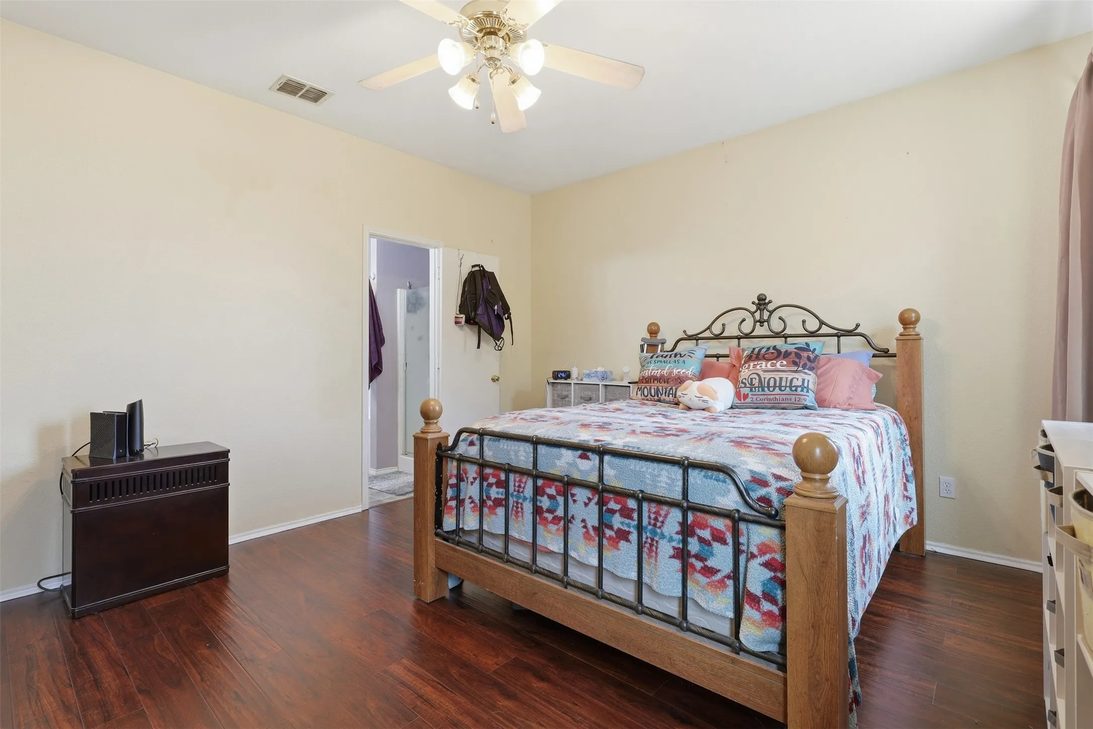 Single Family Residence For Sale in Hood County , 213 Sardius Boulevard, Granbury, Texas 76049, 3 Bedroom, 2 Bathroom, 2 Garage spaces, 1,610 Sqft, built in 2004, mls#21351994, Real Estate Agent in Granbury, Homes For Sale in Hood county, Homes For Sale in Granbury, Realtor in Granbury Texas, Real Estate Brokerage Independent Realty Texas, Luminita Cordes Realtor