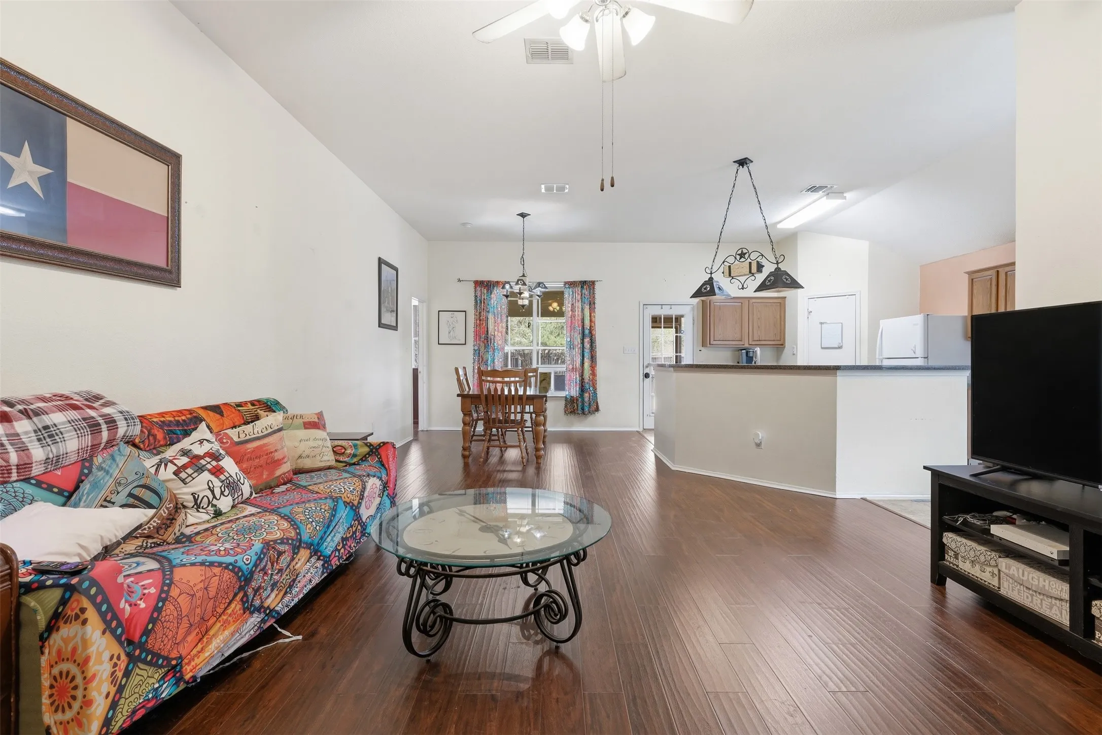 Single Family Residence For Sale in Hood County , 213 Sardius Boulevard, Granbury, Texas 76049, 3 Bedroom, 2 Bathroom, 2 Garage spaces, 1,610 Sqft, built in 2004, mls#21351994, Real Estate Agent in Granbury, Homes For Sale in Hood county, Homes For Sale in Granbury, Realtor in Granbury Texas, Real Estate Brokerage Independent Realty Texas, Luminita Cordes Realtor