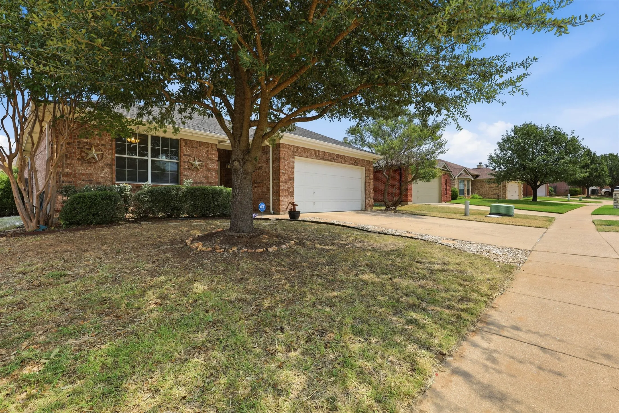 Single Family Residence For Sale in Hood County , 213 Sardius Boulevard, Granbury, Texas 76049, 3 Bedroom, 2 Bathroom, 2 Garage spaces, 1,610 Sqft, built in 2004, mls#21351994, Real Estate Agent in Granbury, Homes For Sale in Hood county, Homes For Sale in Granbury, Realtor in Granbury Texas, Real Estate Brokerage Independent Realty Texas, Luminita Cordes Realtor