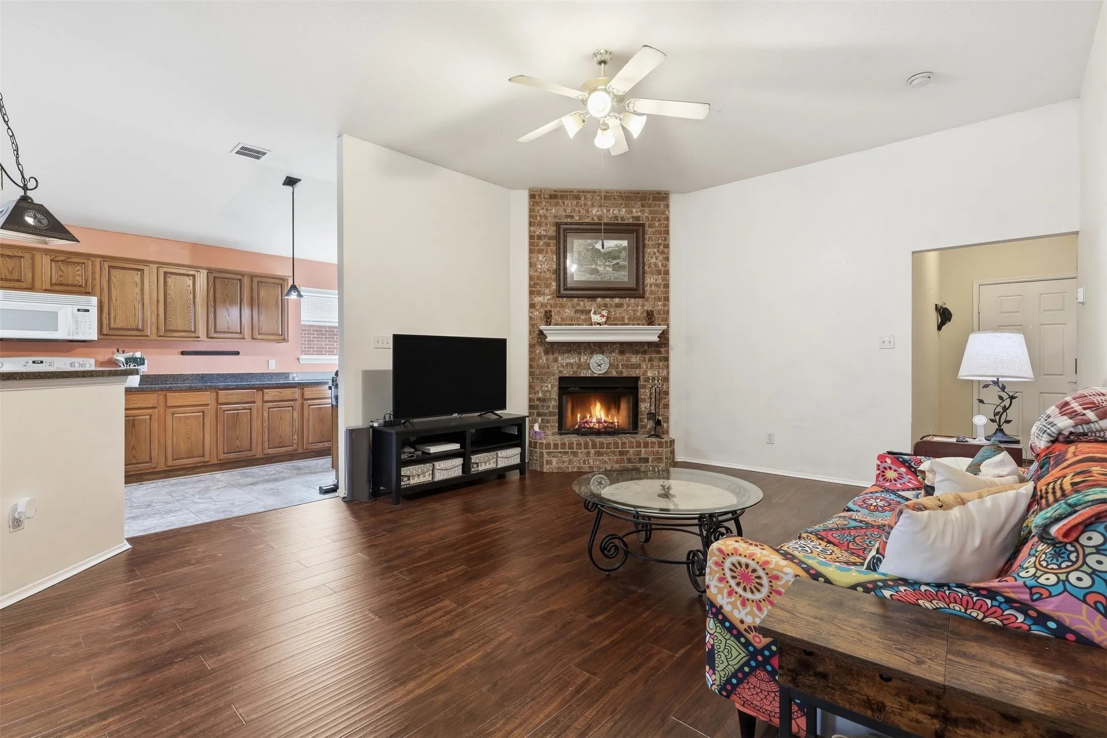 Single Family Residence For Sale in Hood County , 213 Sardius Boulevard, Granbury, Texas 76049, 3 Bedroom, 2 Bathroom, 2 Garage spaces, 1,610 Sqft, built in 2004, mls#21351994, Real Estate Agent in Granbury, Homes For Sale in Hood county, Homes For Sale in Granbury, Realtor in Granbury Texas, Real Estate Brokerage Independent Realty Texas, Luminita Cordes Realtor