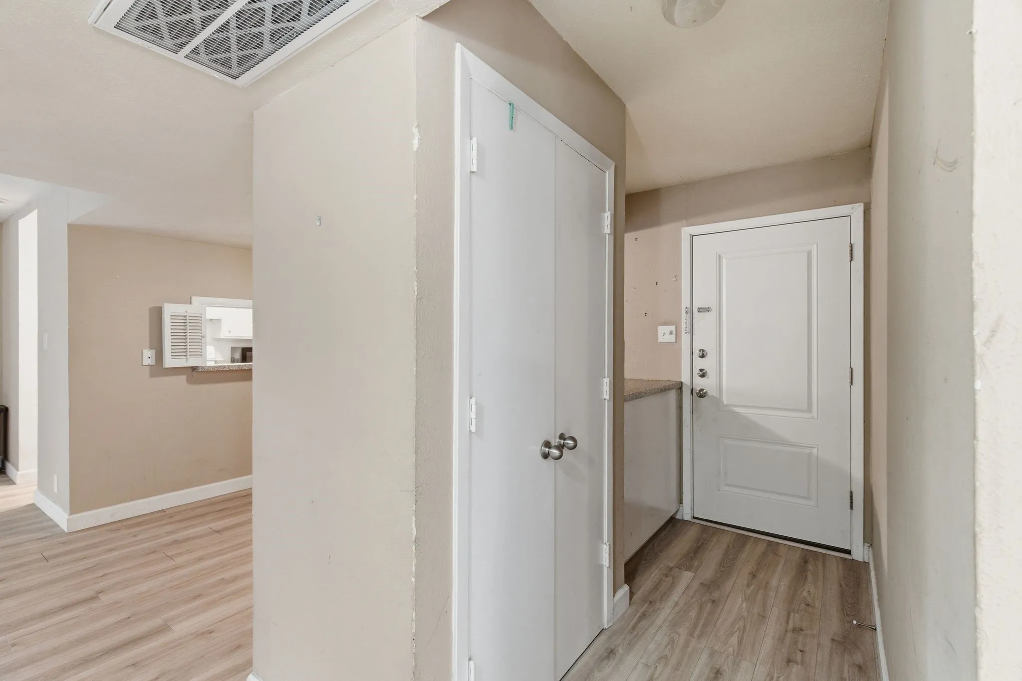 Condominium For Rent in Dallas County , 4112 Bowser Avenue 205, Dallas, Texas 75219, 2 Bedroom, 2 Bathroom, Garage spaces, 961 Sqft, built in 1968, mls#21352055, Real Estate Agent in Dallas, Homes For Rent in Dallas county, Homes For Rent in Dallas, Realtor in Dallas Texas, Real Estate Brokerage Independent Realty Texas, Luminita Cordes Realtor