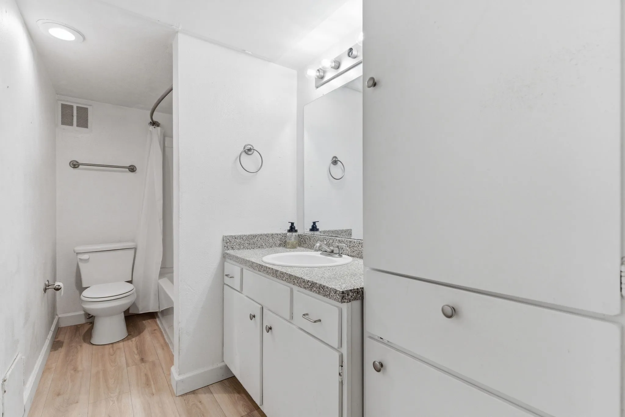 Condominium For Rent in Dallas County , 4112 Bowser Avenue 205, Dallas, Texas 75219, 2 Bedroom, 2 Bathroom, Garage spaces, 961 Sqft, built in 1968, mls#21352055, Real Estate Agent in Dallas, Homes For Rent in Dallas county, Homes For Rent in Dallas, Realtor in Dallas Texas, Real Estate Brokerage Independent Realty Texas, Luminita Cordes Realtor