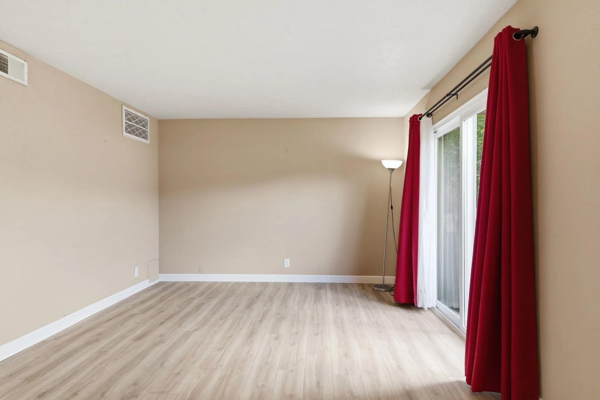Condominium For Rent in Dallas County , 4112 Bowser Avenue 205, Dallas, Texas 75219, 2 Bedroom, 2 Bathroom, Garage spaces, 961 Sqft, built in 1968, mls#21352055, Real Estate Agent in Dallas, Homes For Rent in Dallas county, Homes For Rent in Dallas, Realtor in Dallas Texas, Real Estate Brokerage Independent Realty Texas, Luminita Cordes Realtor