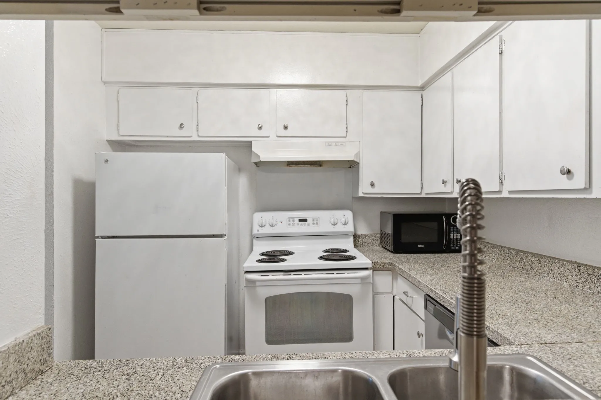 Condominium For Rent in Dallas County , 4112 Bowser Avenue 205, Dallas, Texas 75219, 2 Bedroom, 2 Bathroom, Garage spaces, 961 Sqft, built in 1968, mls#21352055, Real Estate Agent in Dallas, Homes For Rent in Dallas county, Homes For Rent in Dallas, Realtor in Dallas Texas, Real Estate Brokerage Independent Realty Texas, Luminita Cordes Realtor