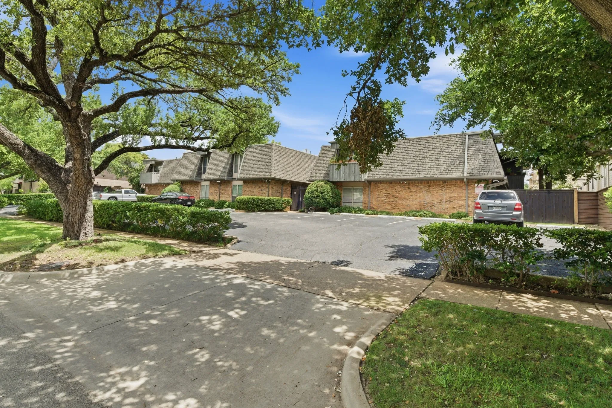 Condominium For Rent in Dallas County , 4112 Bowser Avenue 205, Dallas, Texas 75219, 2 Bedroom, 2 Bathroom, Garage spaces, 961 Sqft, built in 1968, mls#21352055, Real Estate Agent in Dallas, Homes For Rent in Dallas county, Homes For Rent in Dallas, Realtor in Dallas Texas, Real Estate Brokerage Independent Realty Texas, Luminita Cordes Realtor