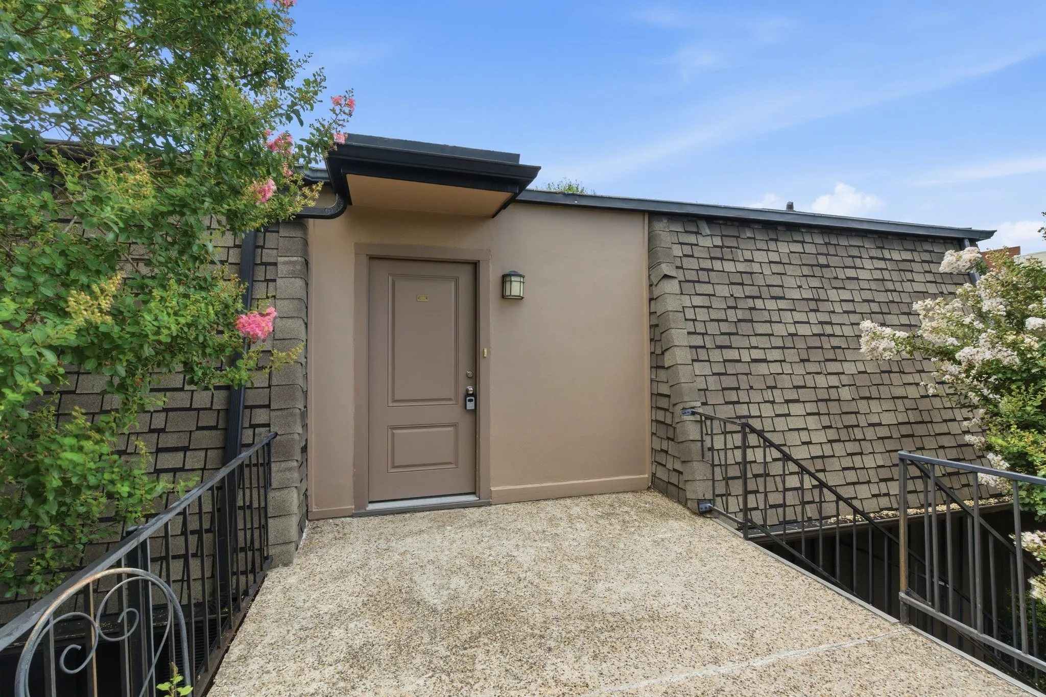 Condominium For Rent in Dallas County , 4112 Bowser Avenue 205, Dallas, Texas 75219, 2 Bedroom, 2 Bathroom, Garage spaces, 961 Sqft, built in 1968, mls#21352055, Real Estate Agent in Dallas, Homes For Rent in Dallas county, Homes For Rent in Dallas, Realtor in Dallas Texas, Real Estate Brokerage Independent Realty Texas, Luminita Cordes Realtor
