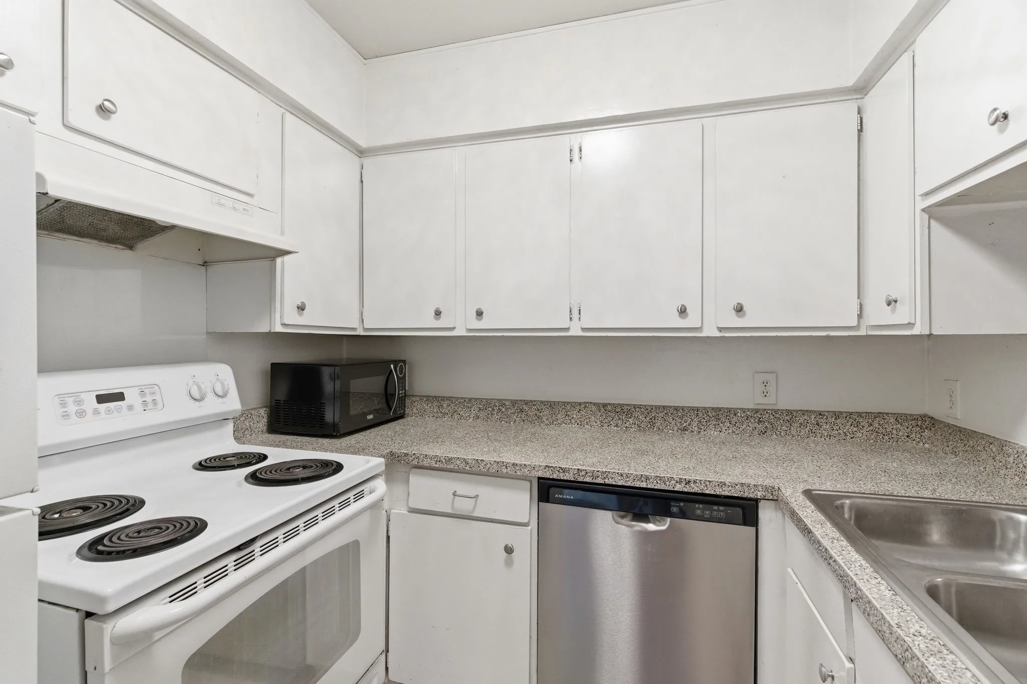 Condominium For Rent in Dallas County , 4112 Bowser Avenue 205, Dallas, Texas 75219, 2 Bedroom, 2 Bathroom, Garage spaces, 961 Sqft, built in 1968, mls#21352055, Real Estate Agent in Dallas, Homes For Rent in Dallas county, Homes For Rent in Dallas, Realtor in Dallas Texas, Real Estate Brokerage Independent Realty Texas, Luminita Cordes Realtor