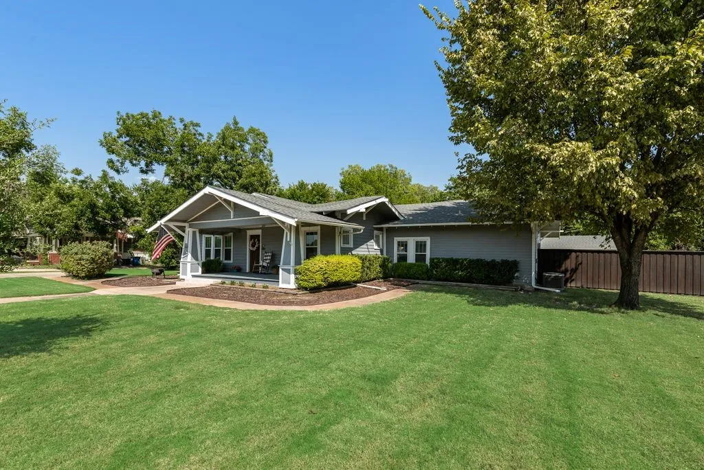 Single Family Residence For Sale in Kaufman County , 515 S Bois D Arc Street, Forney, Texas 75126, 3 Bedroom, 2 Bathroom, Garage spaces, 2,376 Sqft, built in 1900, mls#21350804, Real Estate Agent in Forney, Homes For Sale in Kaufman county, Homes For Sale in Forney, Realtor in Forney Texas, Real Estate Brokerage Independent Realty Texas, Luminita Cordes Realtor