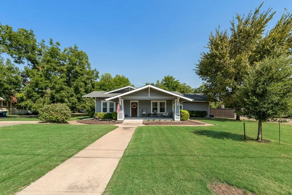 Single Family Residence For Sale in Kaufman County , 515 S Bois D Arc Street, Forney, Texas 75126, 3 Bedroom, 2 Bathroom, Garage spaces, 2,376 Sqft, built in 1900, mls#21350804, Real Estate Agent in Forney, Homes For Sale in Kaufman county, Homes For Sale in Forney, Realtor in Forney Texas, Real Estate Brokerage Independent Realty Texas, Luminita Cordes Realtor