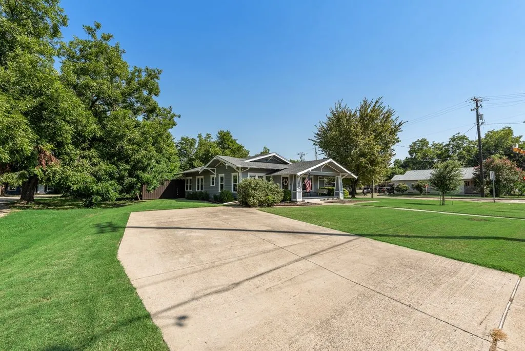 Single Family Residence For Sale in Kaufman County , 515 S Bois D Arc Street, Forney, Texas 75126, 3 Bedroom, 2 Bathroom, Garage spaces, 2,376 Sqft, built in 1900, mls#21350804, Real Estate Agent in Forney, Homes For Sale in Kaufman county, Homes For Sale in Forney, Realtor in Forney Texas, Real Estate Brokerage Independent Realty Texas, Luminita Cordes Realtor