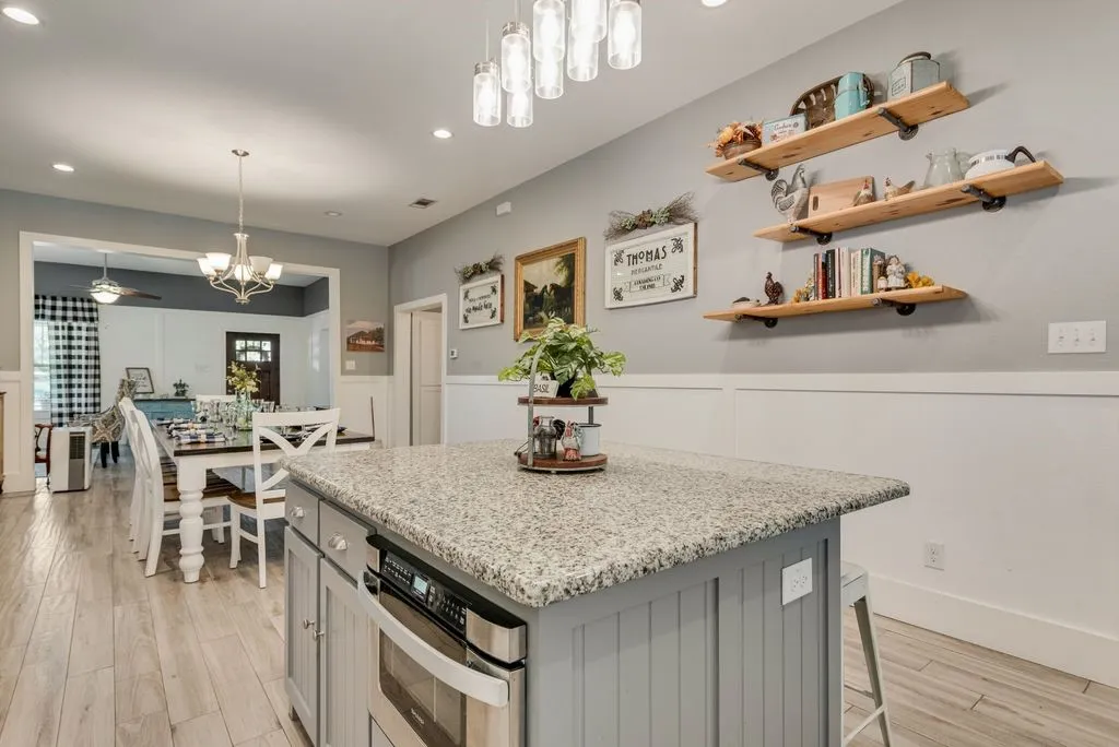 Single Family Residence For Sale in Kaufman County , 515 S Bois D Arc Street, Forney, Texas 75126, 3 Bedroom, 2 Bathroom, Garage spaces, 2,376 Sqft, built in 1900, mls#21350804, Real Estate Agent in Forney, Homes For Sale in Kaufman county, Homes For Sale in Forney, Realtor in Forney Texas, Real Estate Brokerage Independent Realty Texas, Luminita Cordes Realtor