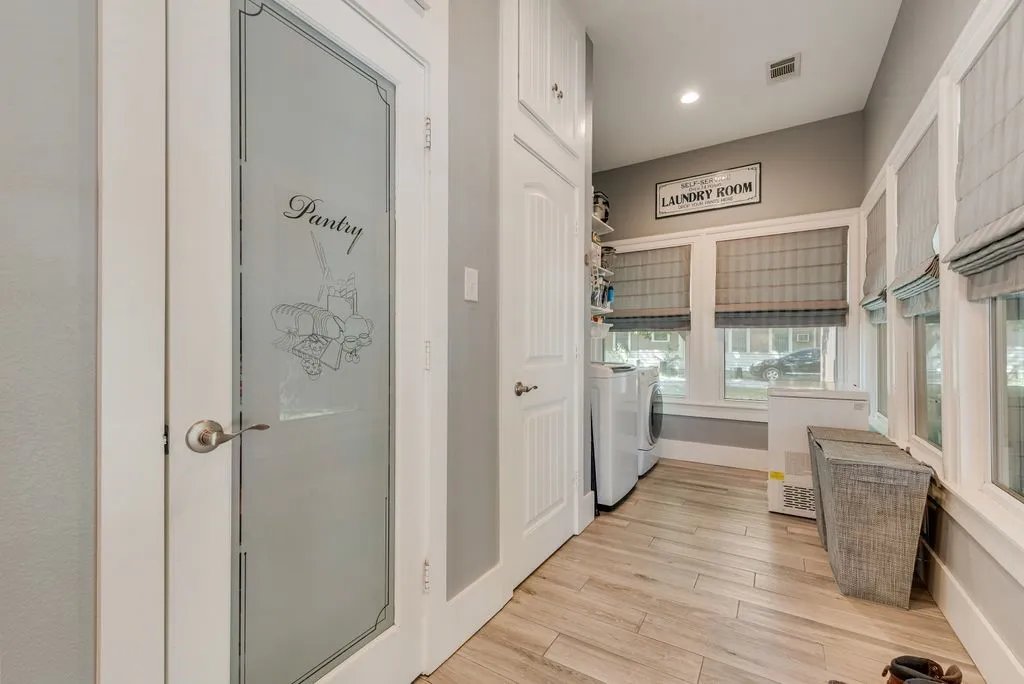 Single Family Residence For Sale in Kaufman County , 515 S Bois D Arc Street, Forney, Texas 75126, 3 Bedroom, 2 Bathroom, Garage spaces, 2,376 Sqft, built in 1900, mls#21350804, Real Estate Agent in Forney, Homes For Sale in Kaufman county, Homes For Sale in Forney, Realtor in Forney Texas, Real Estate Brokerage Independent Realty Texas, Luminita Cordes Realtor