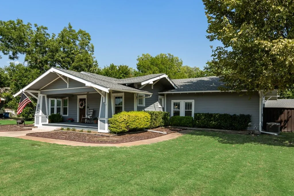 Single Family Residence For Sale in Kaufman County , 515 S Bois D Arc Street, Forney, Texas 75126, 3 Bedroom, 2 Bathroom, Garage spaces, 2,376 Sqft, built in 1900, mls#21350804, Real Estate Agent in Forney, Homes For Sale in Kaufman county, Homes For Sale in Forney, Realtor in Forney Texas, Real Estate Brokerage Independent Realty Texas, Luminita Cordes Realtor