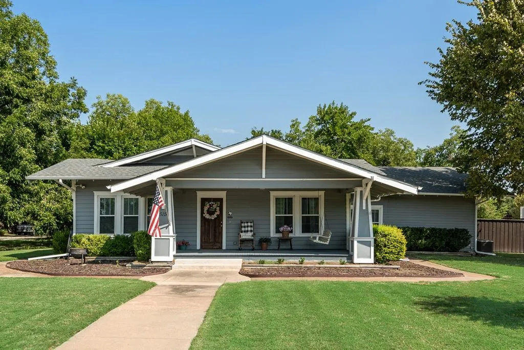 Single Family Residence For Sale in Kaufman County , 515 S Bois D Arc Street, Forney, Texas 75126, 3 Bedroom, 2 Bathroom, Garage spaces, 2,376 Sqft, built in 1900, mls#21350804, Real Estate Agent in Forney, Homes For Sale in Kaufman county, Homes For Sale in Forney, Realtor in Forney Texas, Real Estate Brokerage Independent Realty Texas, Luminita Cordes Realtor