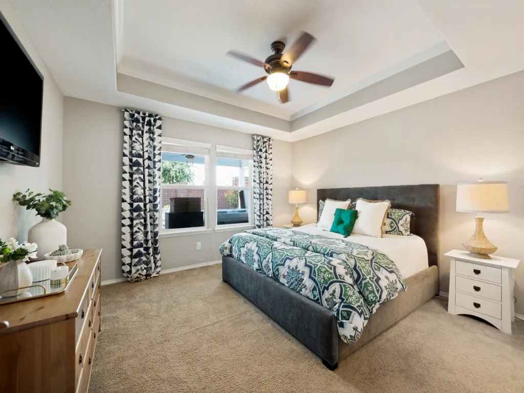 Recessed tray ceiling with crown molding and ceiling fan