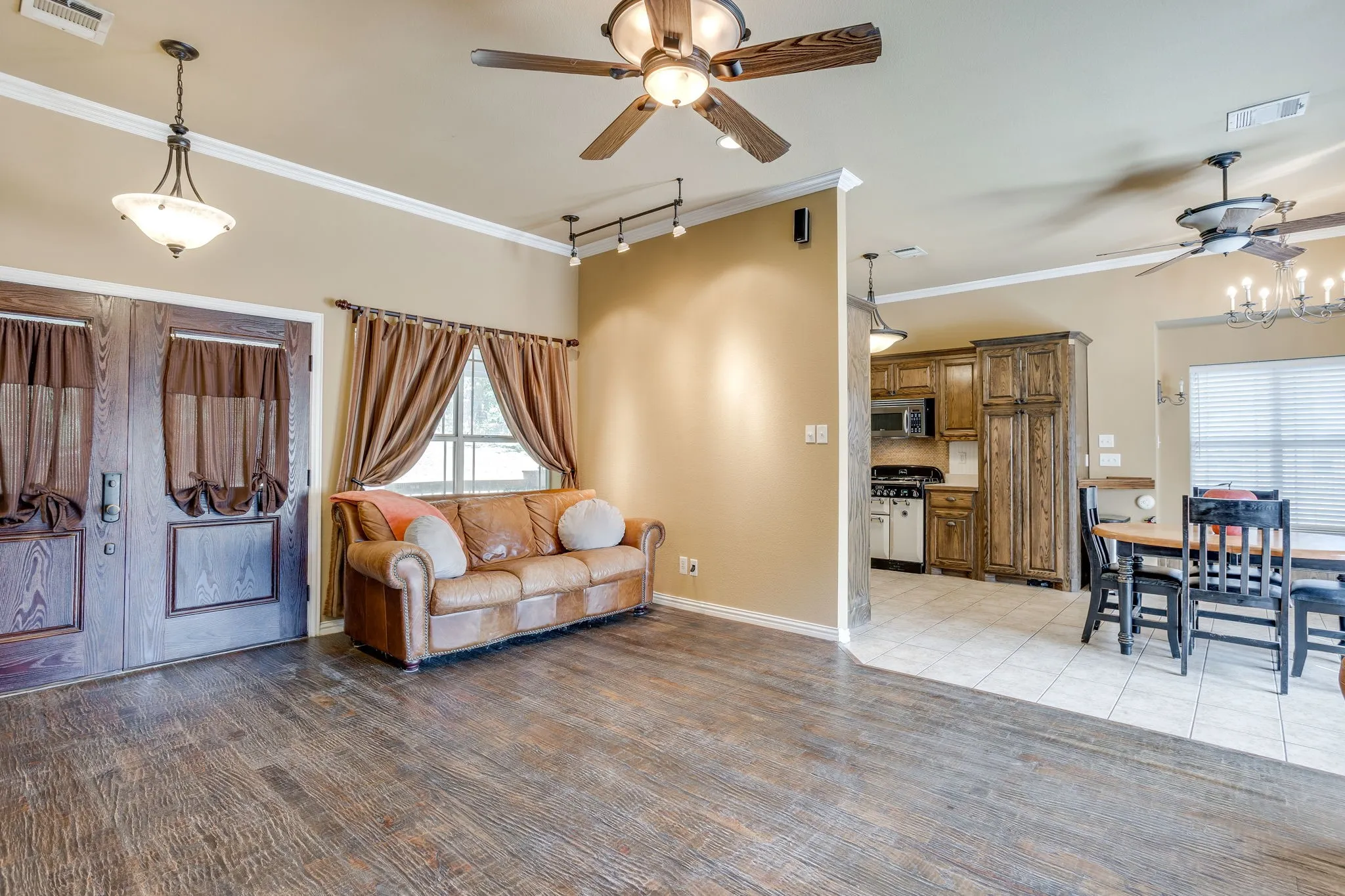 Single Family Residence For Sale in Parker County , 220 Royal Court, Weatherford, Texas 76085, 3 Bedroom, 3 Bathroom, 2 Garage spaces, 1,886 Sqft, built in 2005, mls#21350467, Real Estate Agent in Weatherford, Homes For Sale in Parker county, Homes For Sale in Weatherford, Realtor in Weatherford Texas, Real Estate Brokerage Independent Realty Texas, Luminita Cordes Realtor