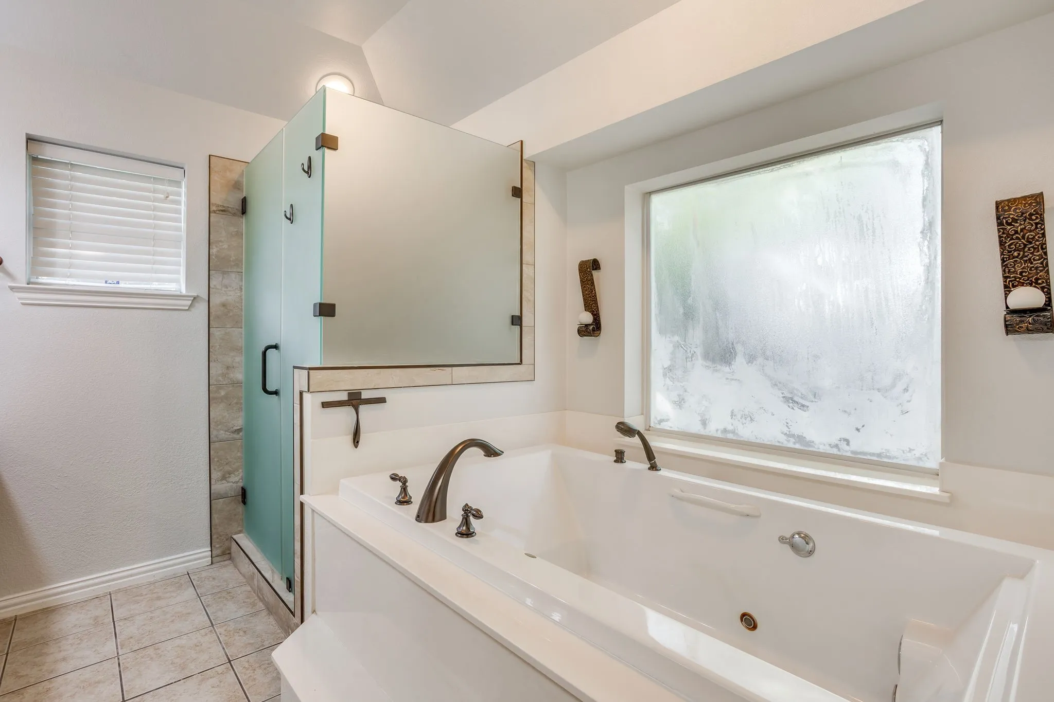 Jetted soaker tub