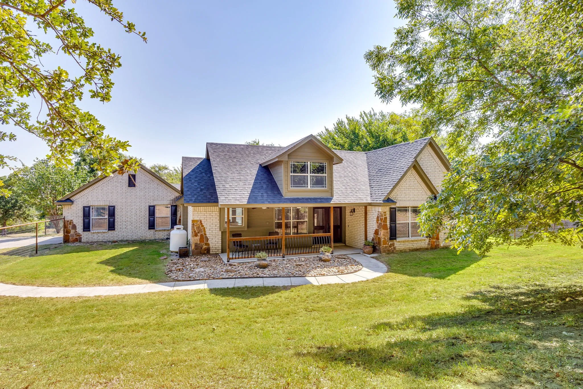 Single Family Residence For Sale in Parker County , 220 Royal Court, Weatherford, Texas 76085, 3 Bedroom, 3 Bathroom, 2 Garage spaces, 1,886 Sqft, built in 2005, mls#21350467, Real Estate Agent in Weatherford, Homes For Sale in Parker county, Homes For Sale in Weatherford, Realtor in Weatherford Texas, Real Estate Brokerage Independent Realty Texas, Luminita Cordes Realtor