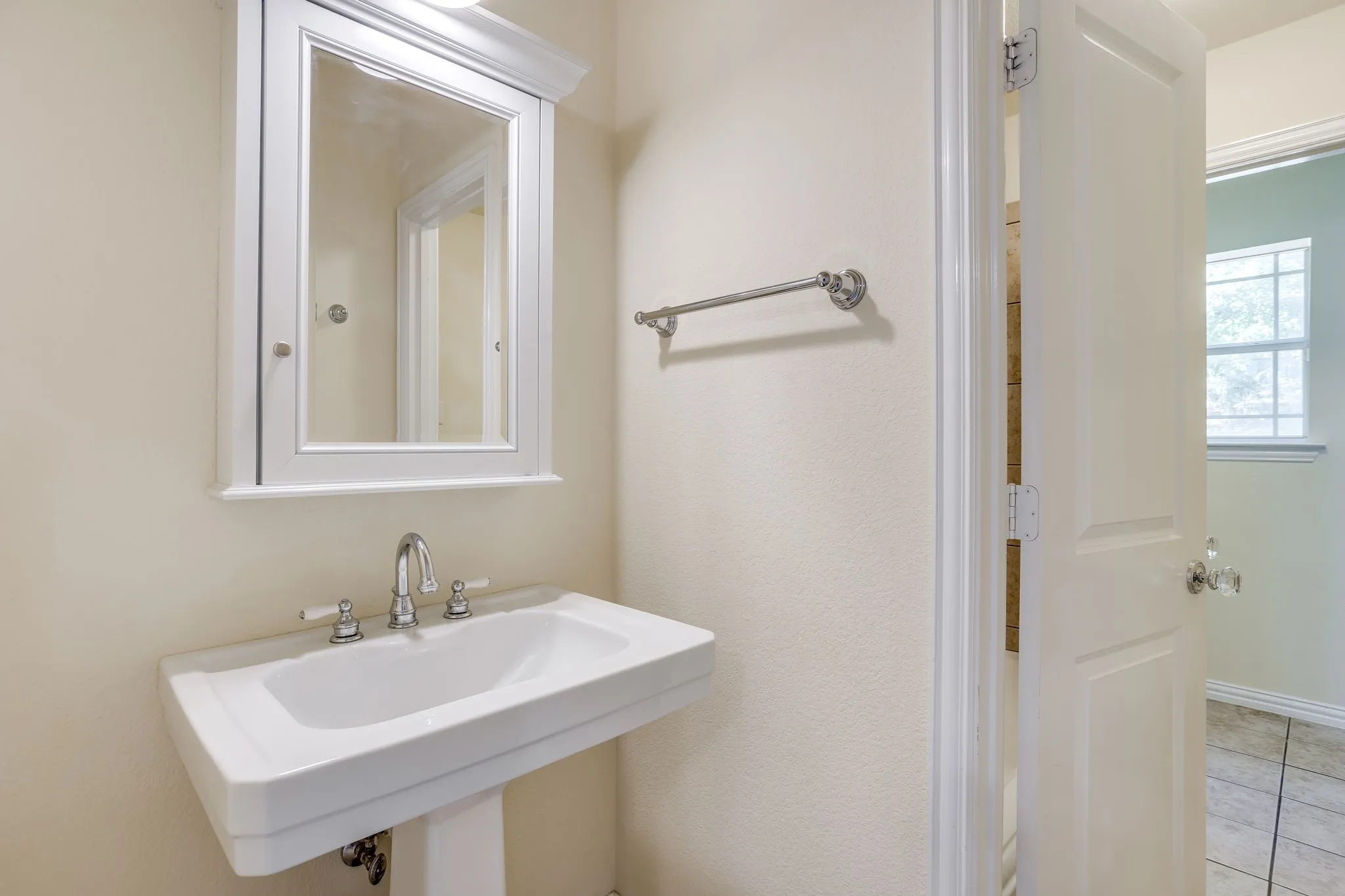 Pedastal sink, medicine cabinet and linen closet in the Jack