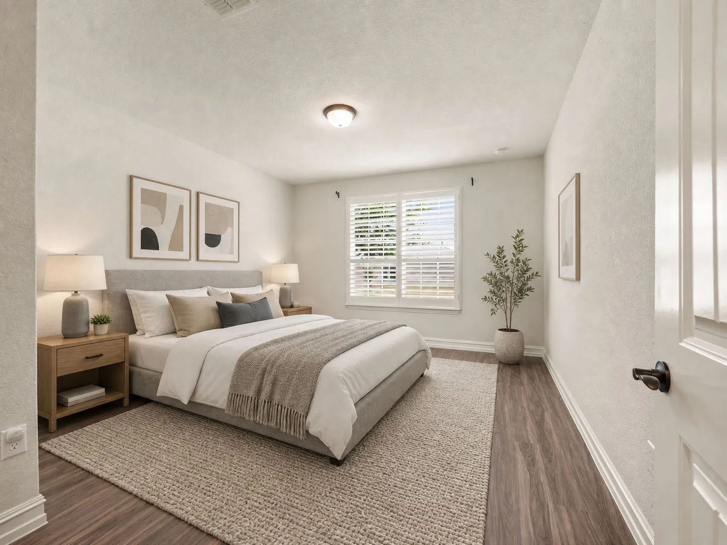 Guest bestroom with ensuite bath