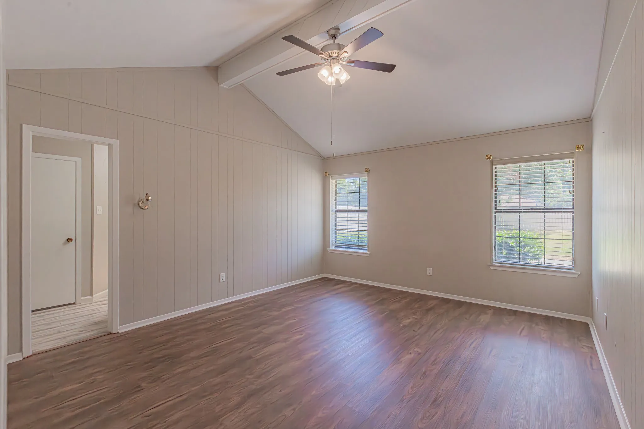 Single Family Residence For Sale in Hood County , 1015 Meadowlark Lane, Granbury, Texas 76048, 3 Bedroom, 2 Bathroom, 2 Garage spaces, 1,584 Sqft, built in 1986, mls#21349895, Real Estate Agent in Granbury, Homes For Sale in Hood county, Homes For Sale in Granbury, Realtor in Granbury Texas, Real Estate Brokerage Independent Realty Texas, Luminita Cordes Realtor