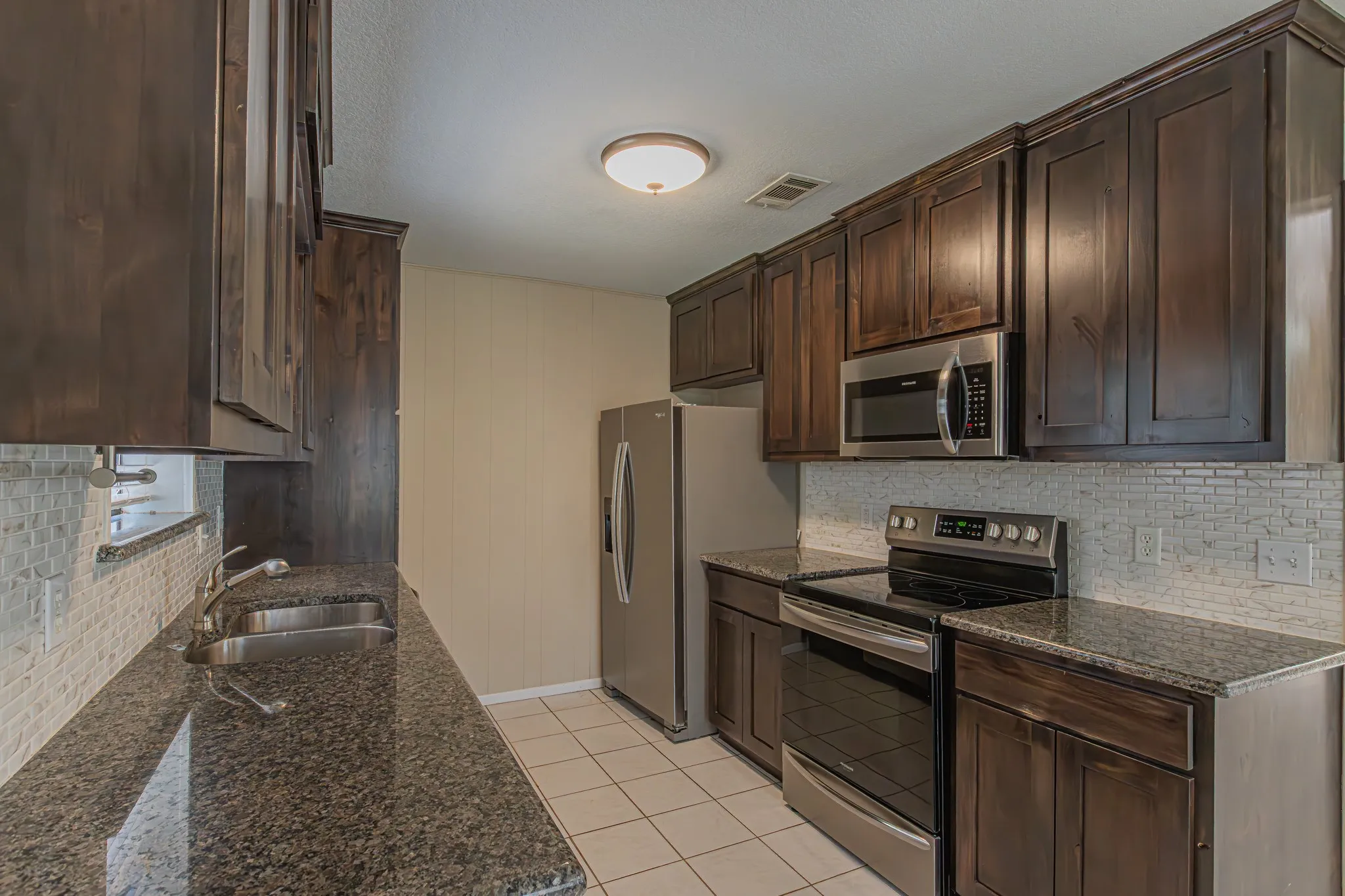 Single Family Residence For Sale in Hood County , 1015 Meadowlark Lane, Granbury, Texas 76048, 3 Bedroom, 2 Bathroom, 2 Garage spaces, 1,584 Sqft, built in 1986, mls#21349895, Real Estate Agent in Granbury, Homes For Sale in Hood county, Homes For Sale in Granbury, Realtor in Granbury Texas, Real Estate Brokerage Independent Realty Texas, Luminita Cordes Realtor